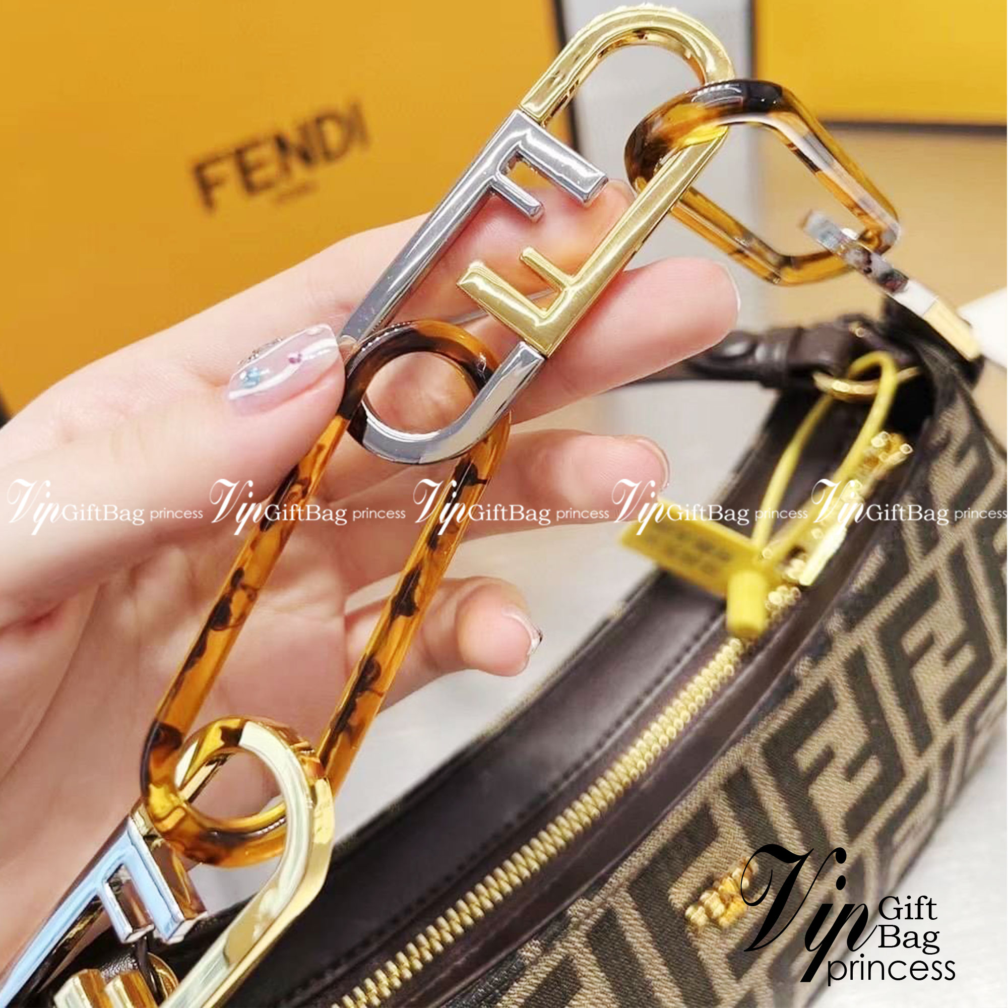 Fendi O'Lock Swing tapestry fabric pouch / Fendi Shoulder Bag กระเป๋าสพายไหล่เฟนดิ พร้อมสายสะพาย 2 เส้น สวยหรู ภาพถ่ายจากงานขายจริง ใช้งานต่างประเทศได้