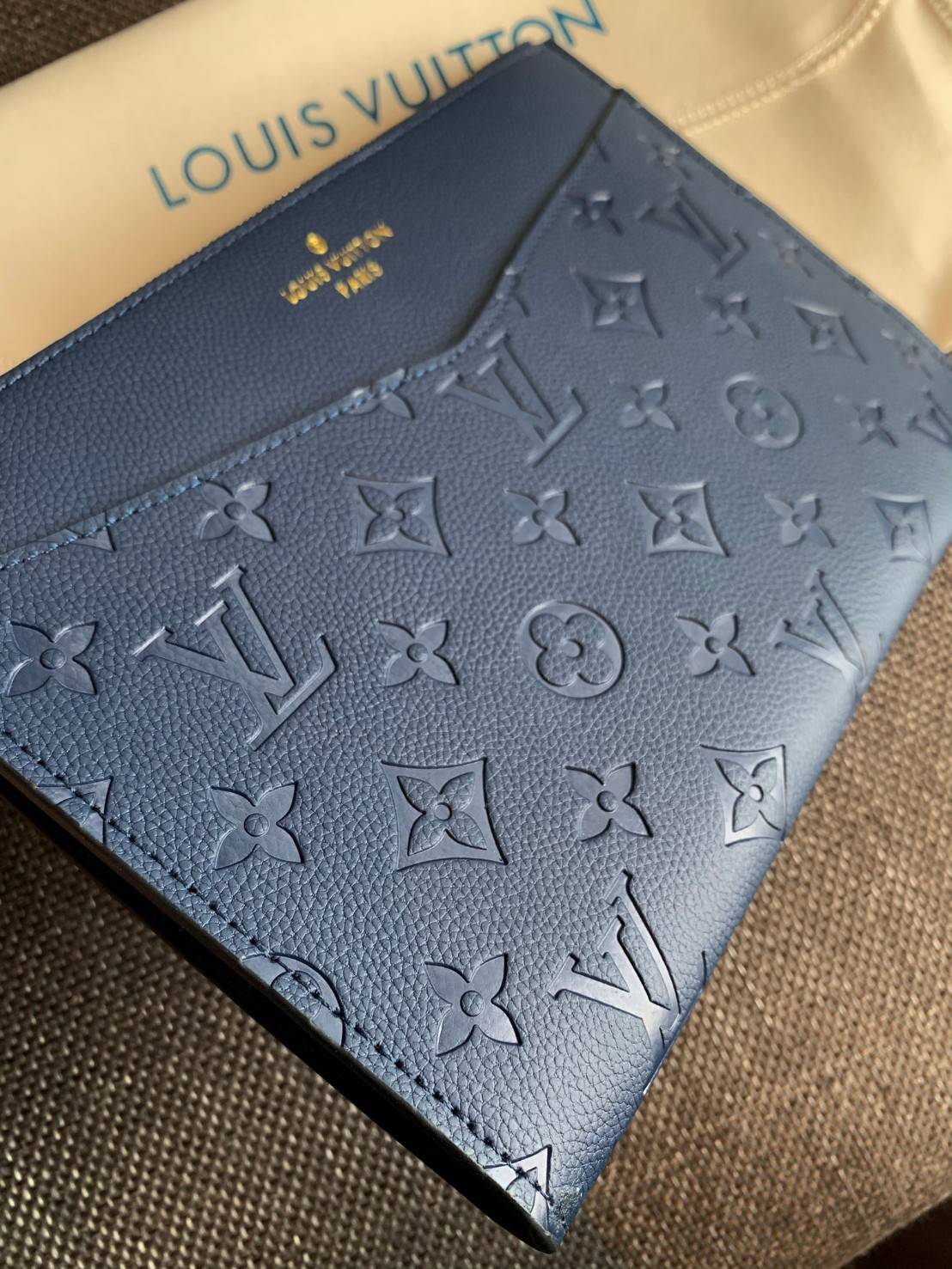 VIP 】จัดสินค้าคุณภาพมาให้สาวๆได้ใช้กันค่าา😘 Louis Vuitton Pochette Mélanie MM Monogram ใช้ขึ้นเครื่องได้เลย✈️ ✔️กระเป๋า ทรงคลัท แบบมีสายคล้องมือ ถอดออกได้หนึ่งสาย ✔️หนังแท้หนา ลายหนังพิมพ์ลายแบรนด์ได้สวยงามมากๆค่ะ