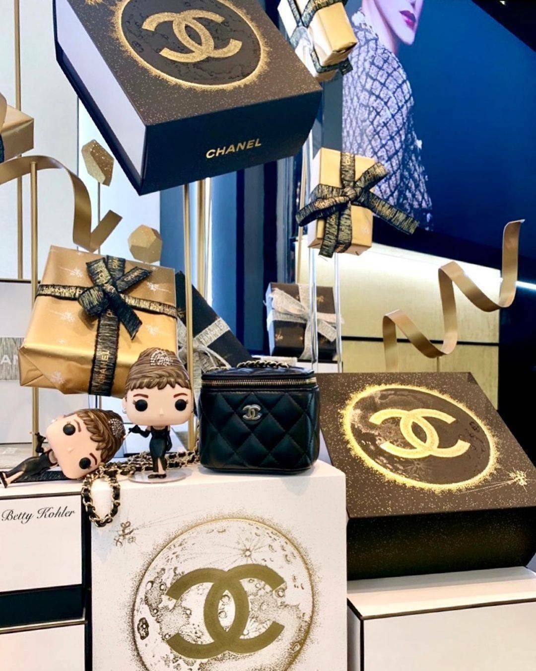 พรีเมี่ยมกิ๊ฟแท้ 100% 】Chanel Mini Clutch Bag With Chain VIP Gift With Purchase (GWP) กระเป๋าสะพายพรีเมี่ยมกิ้ฟทรงเหลี่ยมขนาดมินิสุดน่ารักดีไซน์สุดฮิตหนังเรียบสวยอยู่ทรงเปิดปิดด้วยซิปคู่สะดวกใช้ ด้านหน้าประดับโลโก้แบรนด์อะไหล่ทอง