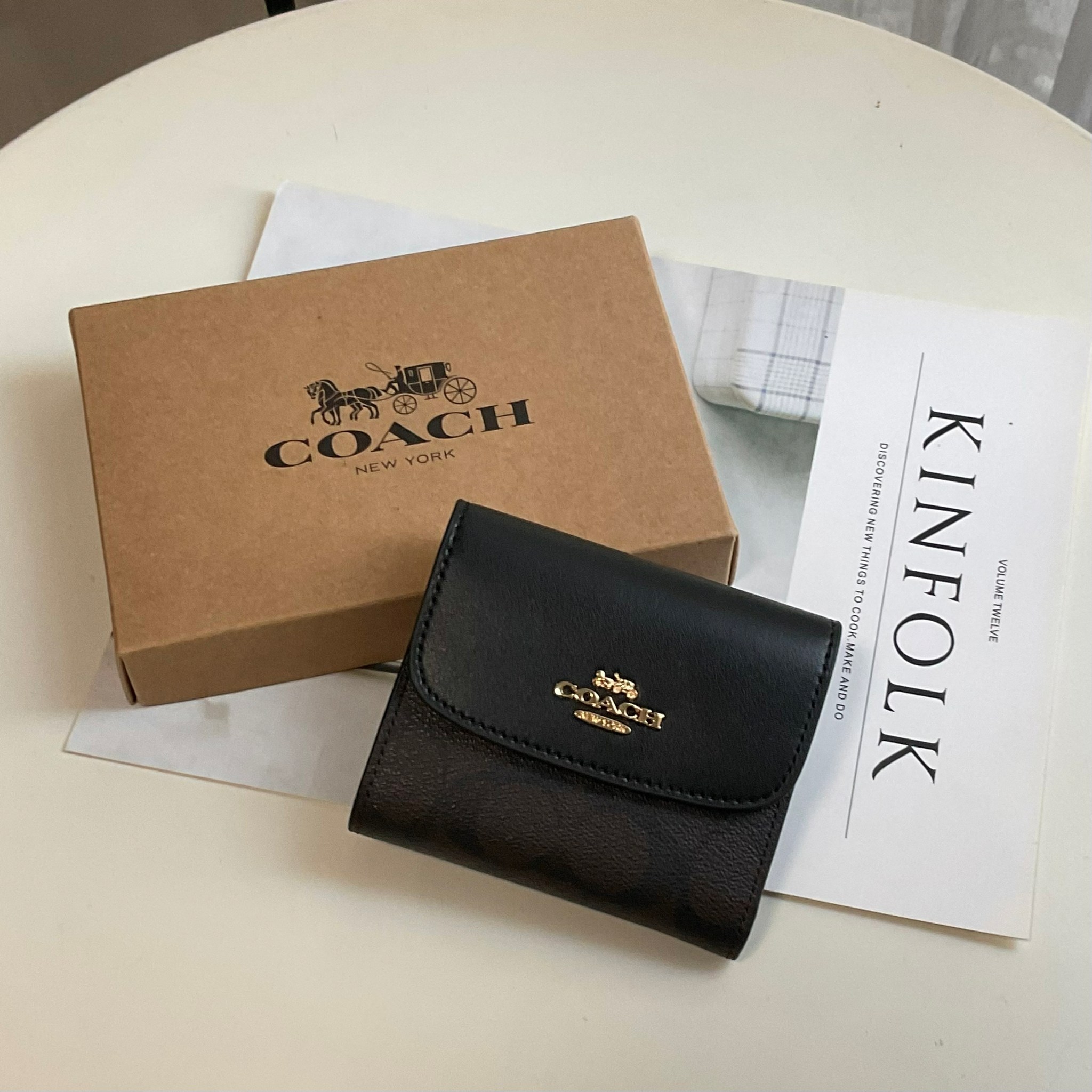 COACH SMALL WALLET IN SIGNATURE CANVAS กระเป๋าสตางค์ใบสั้น แบบพับสามตอน เปิดปิดด้วยกระดุมปั้มแบรนด์ ด้านในมีช่องใส่บัตรหลายช่อง และช่องใส่ธนบัตร ด้านหลังมีช่องซิปเหรียญอีกหนึ่งช่อง น้ำหนักเบา พกพาสะดวก อะไหล่เงาสุดหรู ห้ามพลาดค่ะ!