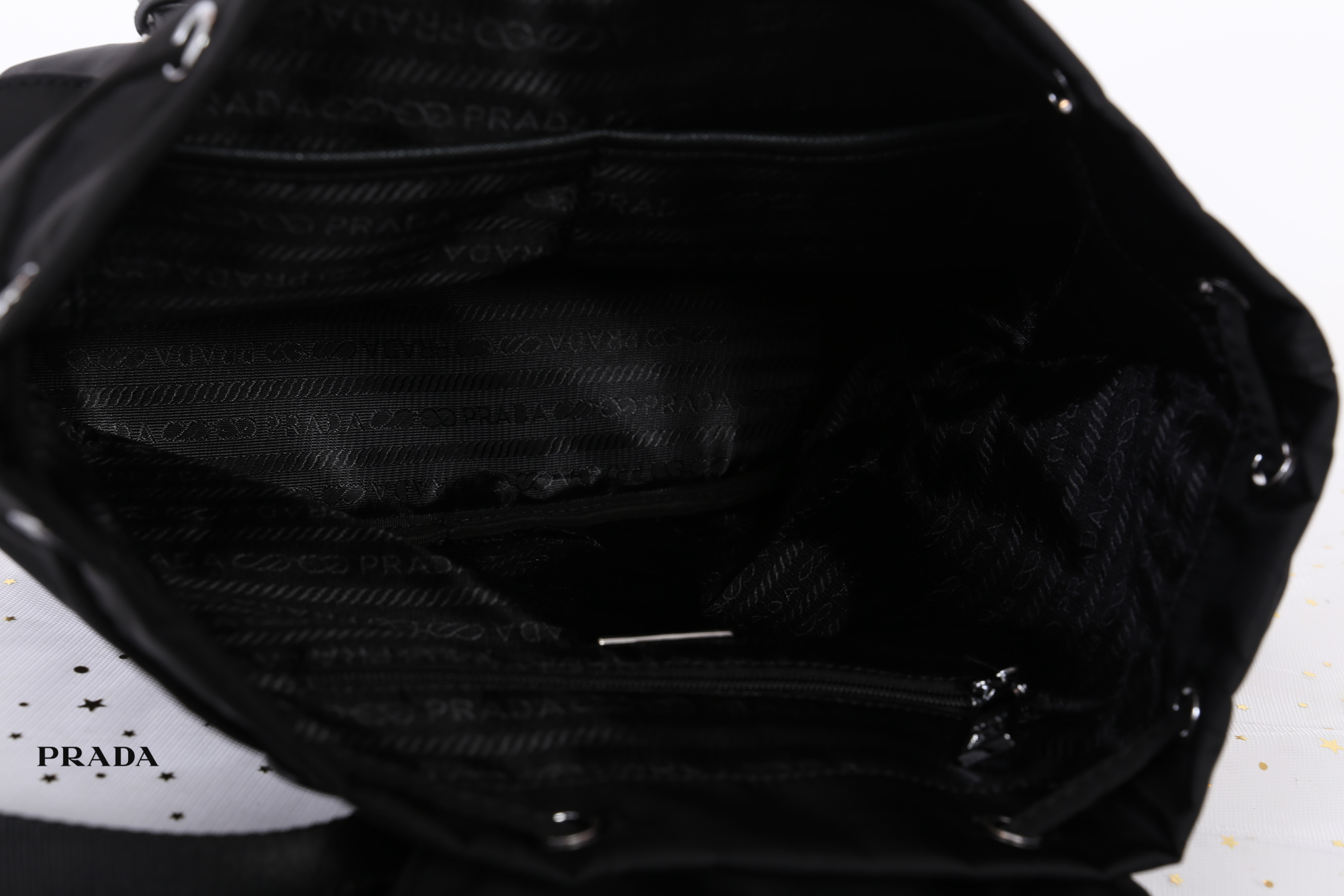 PRADA premium gift Nylon Backpack With Pocket วัสดุผ้าไนล่อนกันน้ำเนื้อหนาอย่างดี ใบนี้ ดีไซต์สวยเก๋ งานดีมากๆ อะไหล่แบรนด์ทุกจุด ใบนี้เก๋ตรงที่ เป็นเป้แบบหูรูด ทรงสวยน่ารัก แถมยังมีเปิดปิดด้วยกระดุมแม่เหล็กและแต่งด้วยเข็มขัดปรับได้ด้วย ด้านหน้ามีกระเป๋าอ