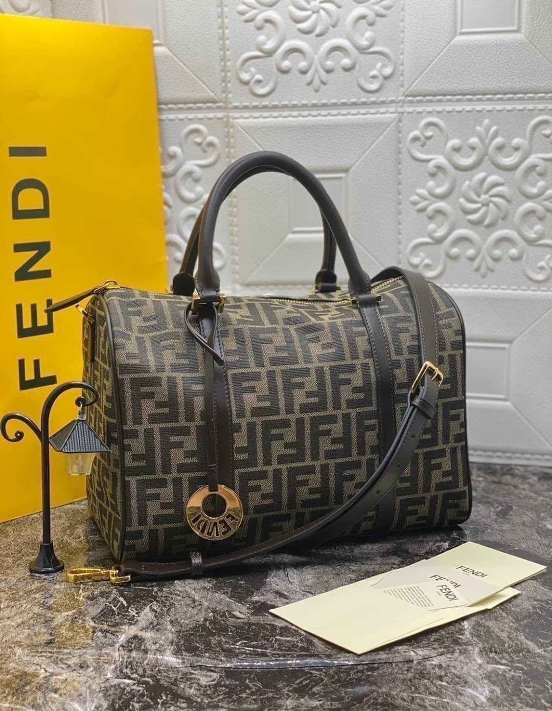 หนังแท้ Fendi Travel Bag Fendi Boston Vintage Bag พร้อมส่งที่ไทย Tobacco Zucca Canvas and Gold hardware. กระเป๋าเดินทางใบใหญ่กำลังดี ภายในโล่งกว้าง จุของได้เยอะ ภาพสินค้าถ่ายจากงานขายจริง ใช้งานต่างประเทศได้ค่ะ