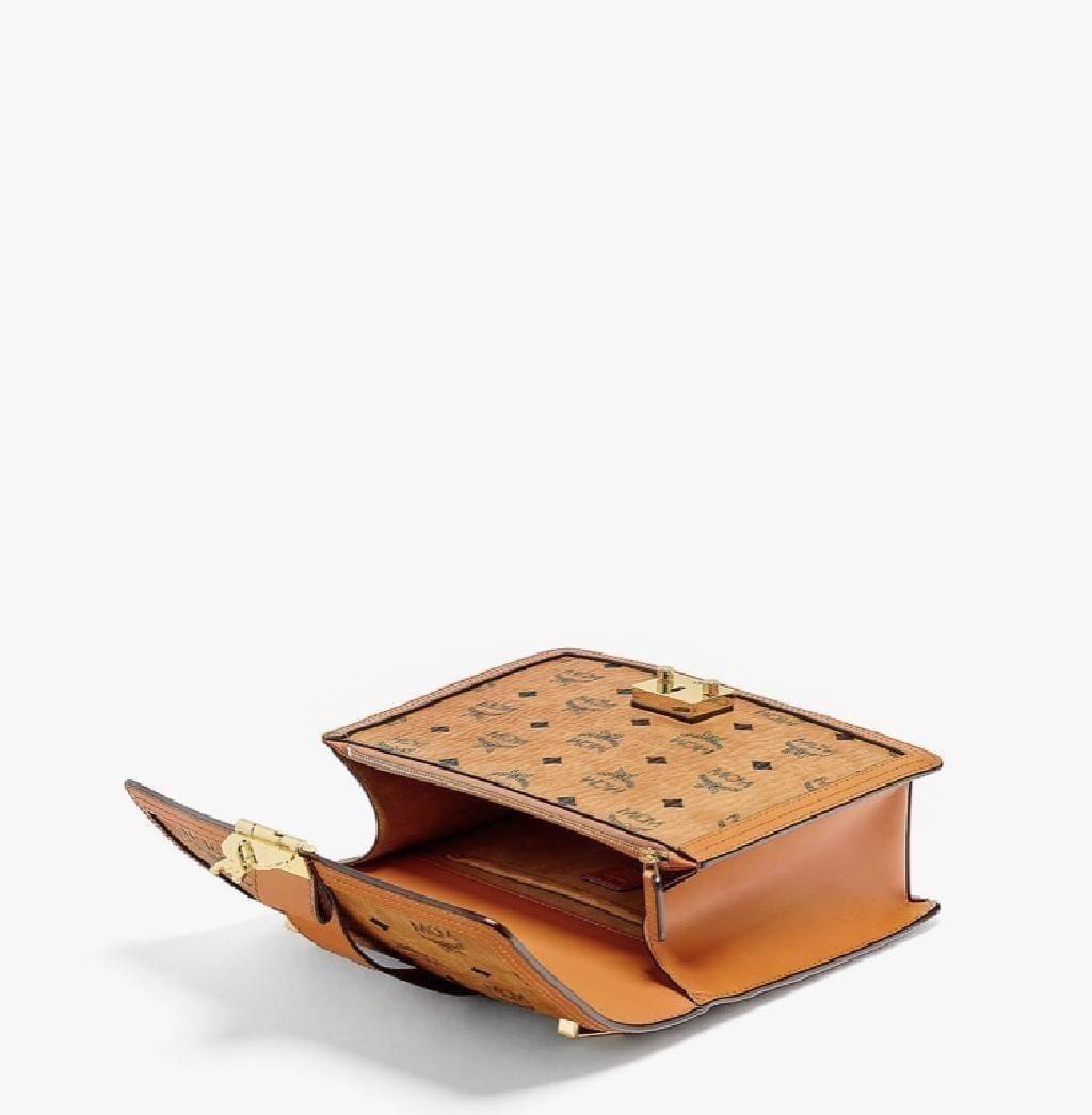 M.C.M TRACY SHOULDER BAG IN VISETOS คอลเลคชั่นเทรซี่ใหม่ล่าสุด 2021 กระเป๋าสะพายไหล่ ดีไซน์ยูนีคในลวดลาย visetos เอกลักษณ์ ใช้ได้ในทุกโอกาส รอบนี้ไซส์ใหญ่จุใจ ใส่ของได้รัวๆ วัสดุหนังแคนวาสคุณภาพดีสลับหนังแท้ เปิด-ปิดด้วยตัวกดล็อคแน่นหนา ภายในโล่งกว้าง มีช