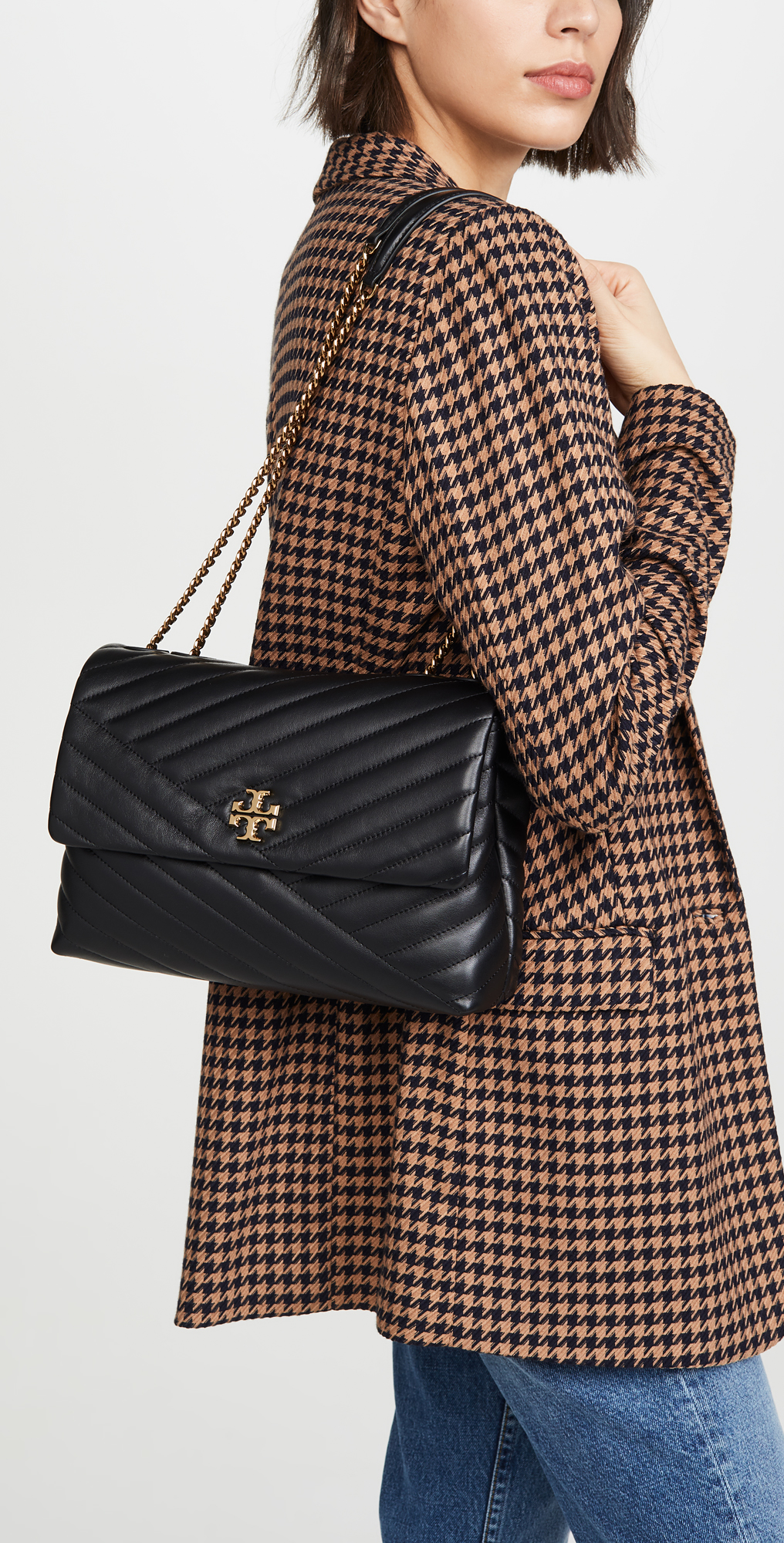 Large : Tory Burch Kira Chevron Quilted Convertible Leather Crossbody Bag เป็นกระเป๋าที่ใช้ในการออกงานสำคัญหรือวันที่มีปาร์ตี้สังสรรค์ คุณควรเลือกใช้กระเป๋าที่มีดีไซน์สะดุดตา เพราะจะช่วยยกระดับและเพิ่มเสน่ห์ให้กับตัวคุณเองมากยิ่งขึ้น หากเป็นงานทางการ เช่น