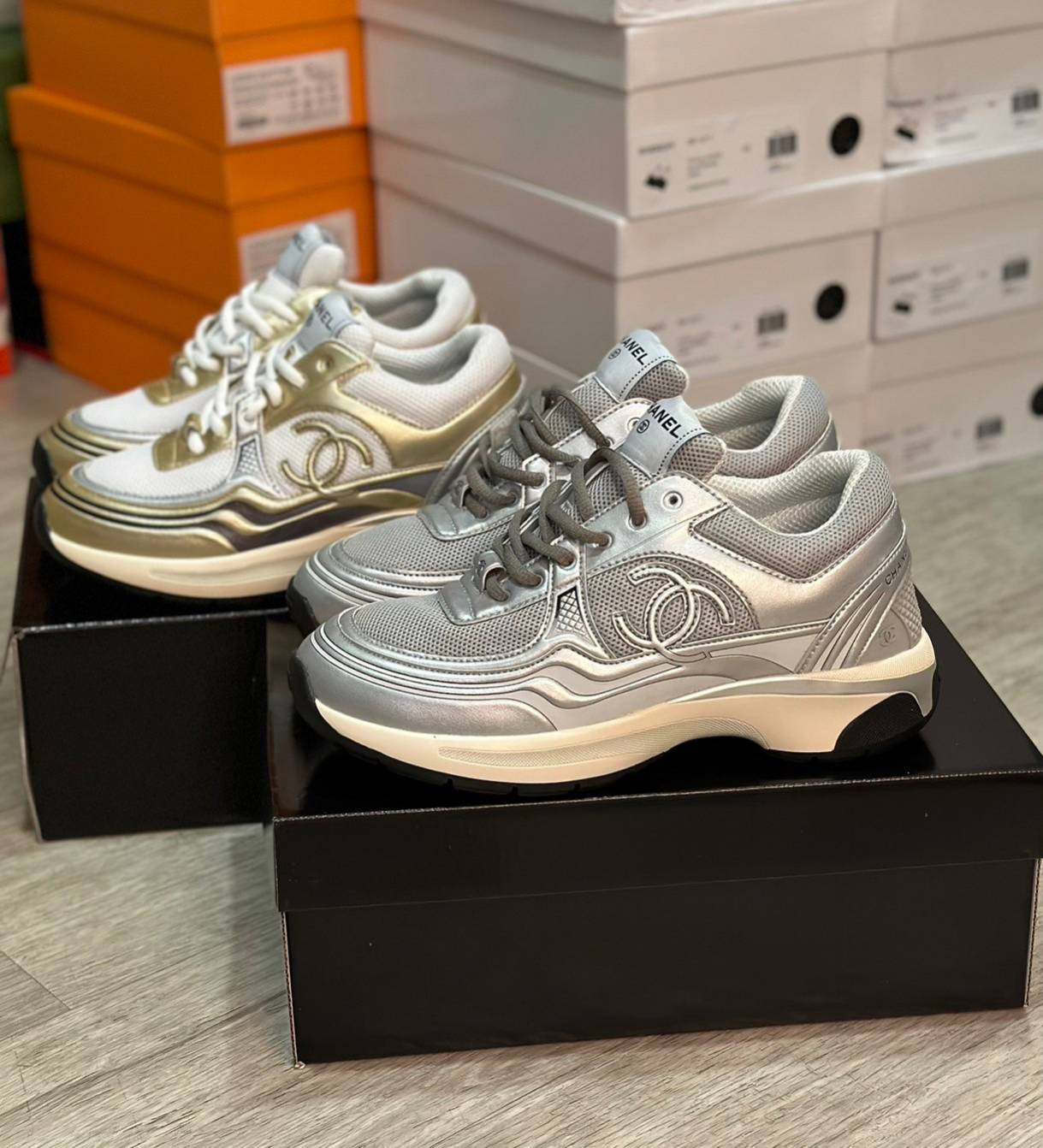 Chanel Sneakers 23s Fabric & Laminated White, Gold & Silver ออริสลับแท้ 1:1 ใช้งานต่างประเทศได้ รองเท้าผ้าใบชาแนล งานเกรดหนังเงาสวย ดีไซน์ใหม่ 2023 สวยหรูดูแพง
