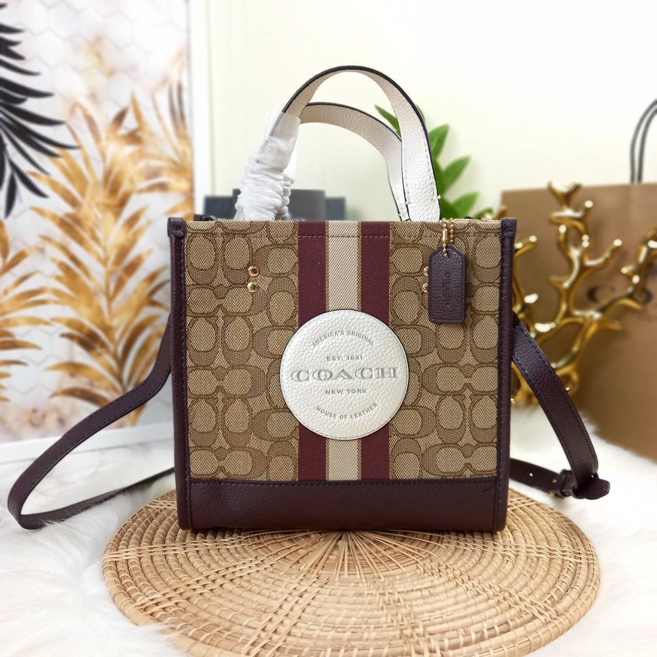 OUTLET 】COACH DEMPSEY TOTE 22 IN SIGNATURE JACQUARD WITH STRIPE AND COACH PATCH (C8406) สีใหม่ น่าใช้อีกแล้ววว 🌺กระเป๋าTOTE ทรงฮิตขนาดกำลังดี มีสายสะพายยาว ถอดได้ ปรับระดับได้ //ลุคไหนๆจัดว่าเกิดทุกงาน //วัสดุ Jacquard ทอลาย signature คาดแถบสีด้าน