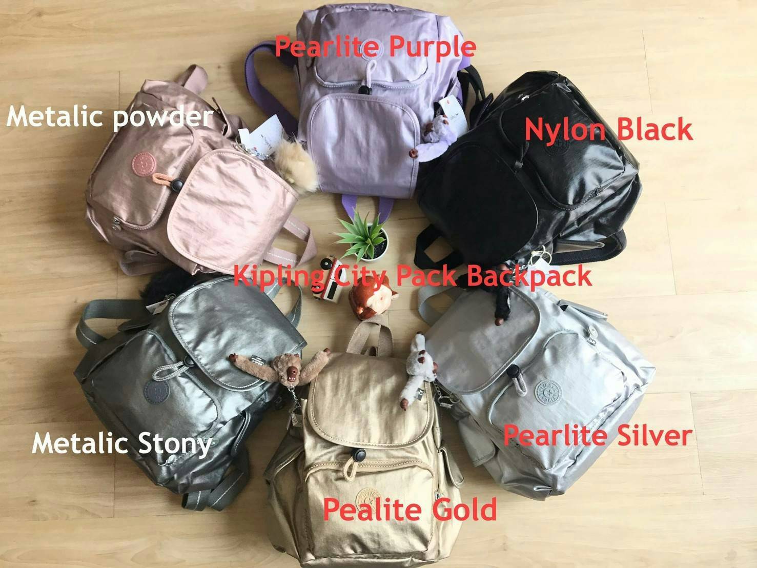 Kipling City Pack Backpack วัสดุPolyamide100% เป้ขนาดกลาง ที่เปิดปิดด้วยตัวล็อค2ชั้นด้วยกระดุมแม่เหล็กและซิป มีช่องใช้งานหลายช่องรวมถึงช่องซิปด้านหน้า มีลูกเล่นที่ด้านหลังมีช่องซิปสำหรับเก็บของและเก็บสายเป้ได้ หรือใช้สายจากเป้สะพายไหล่ได้ ประดับด้วยพวงกุญ