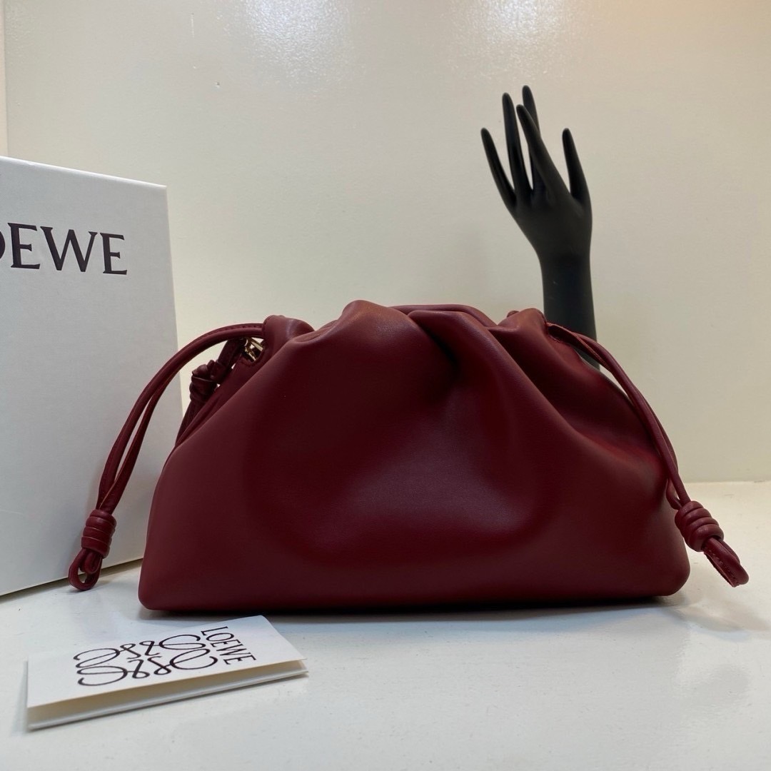 Loewe Medium Flamenco purse in mellow nappa ใหม่ล่าสุด กับแบรนด์หรู กระเป๋าสะพายงานหนังเต็ม หนังแท้สวยมาก ให้สัมผัสนุ่มสบายผิว มาพร้อมสายสะพายร้อยห่วงสีทองหรูหรา ตัดกับสีกระเป๋าสวยงามได้อย่างลงตัว