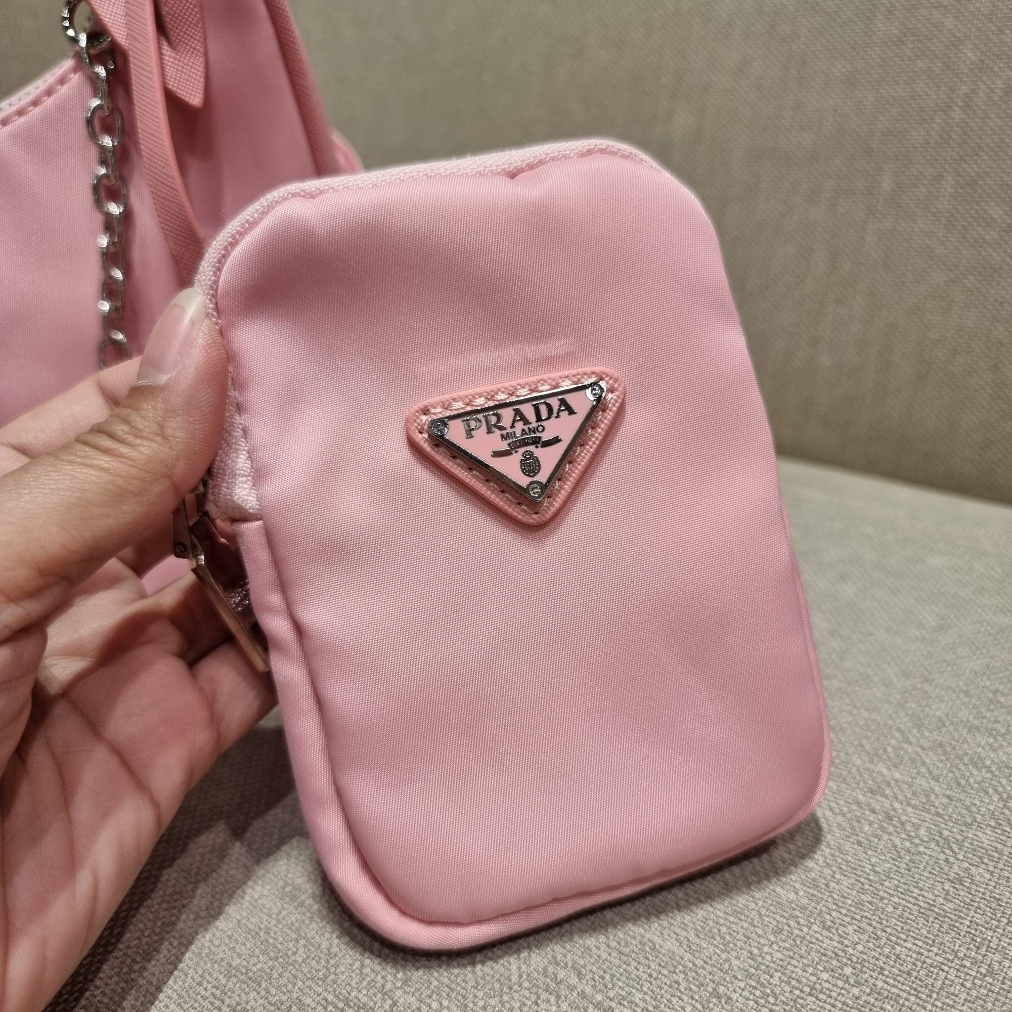 VIP 🥂 PRADA RE-EDITION 2005 RE-NYLON SHOULDER BAG ไอเท็มสุดปัง ที่ฮิตตลอดกาลไม่ว่าจะปีไหนๆ จัดให้ครบทั้งสีขายดีและสีใหม่ล่าสุด ที่สายคุณหนูห้ามพลาด!! กับกระเป๋าสะพายทรงคลาสสิค เหมาะเป็น everyday bag มากๆ วัสดุผ้าไนล่อนคุณภาพ พร้อมใบลูก ไว้ใส่เหรีย