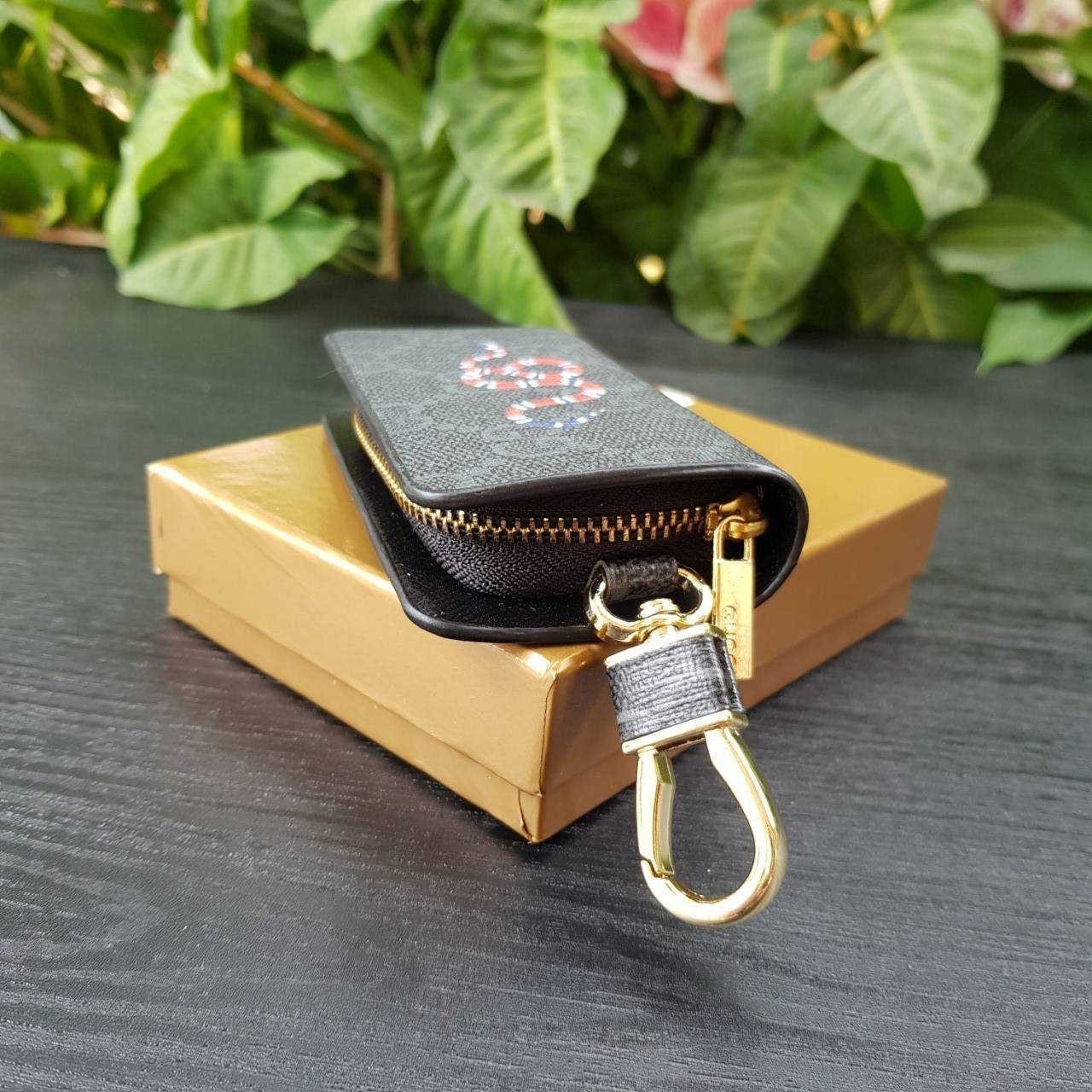 GUCCI Keychain กระเป๋าพวงกุญแจสุดหรูหรา ที่จะทำให้การหากุญแจรถยนต์ของคุณเป็นเรื่องง่าย ขนาดกระทัดรัด หยิบจับง่าย
