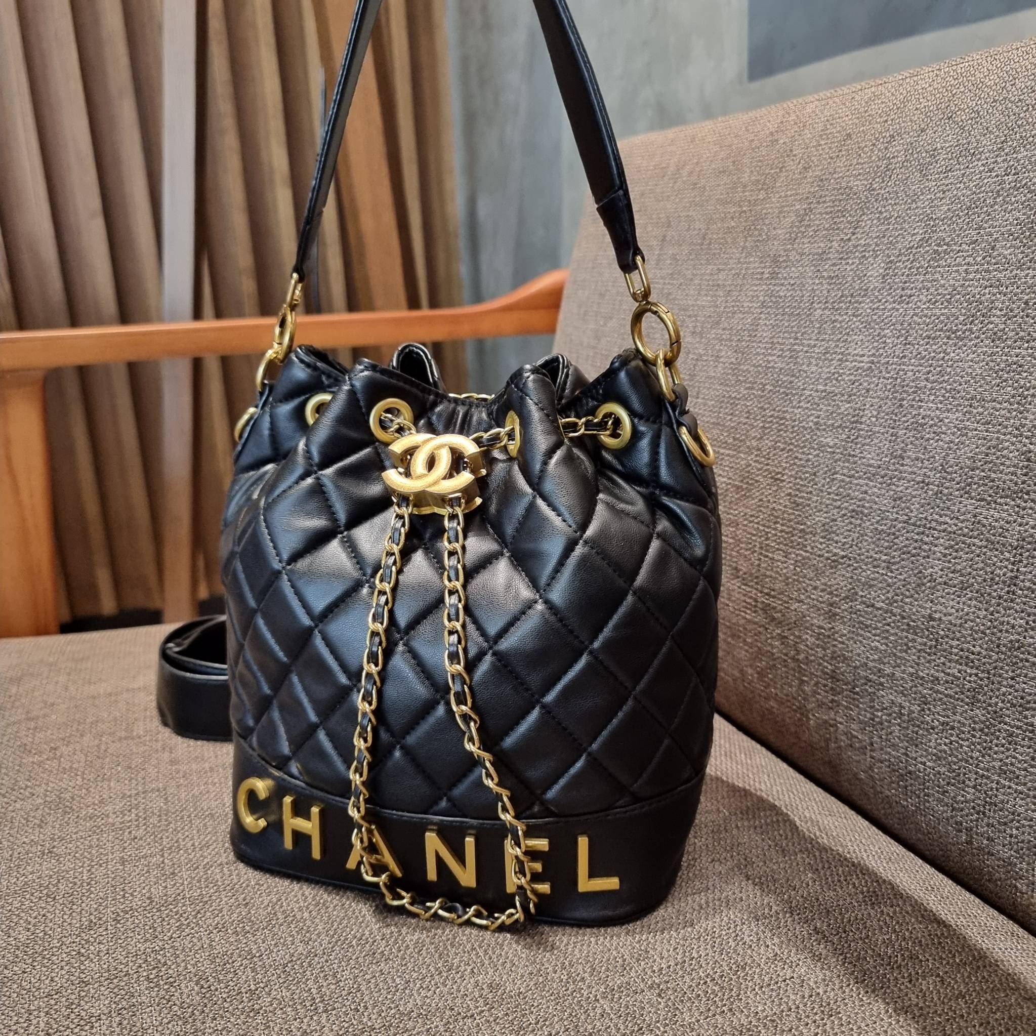 Chanel limited font leather bag / Chanel Bucket Bag กระเป๋าสะพายรุ่นลิมิเต็ด พรีเมี่ยมกิ๊ฟจากแบรนด์ รุ่นนี้การันตีหนังนิ่มมากกก!! โดดเด่นด้วย font โลโก้ และสายโซ่สลับหนังพร้อมตัวกดล็อคสีทองหรู สำหรับเปิด-ปิดปากกระเป๋า กดและปล่อยเพื่อล็อคได้ในตัว ภายในโล่ง