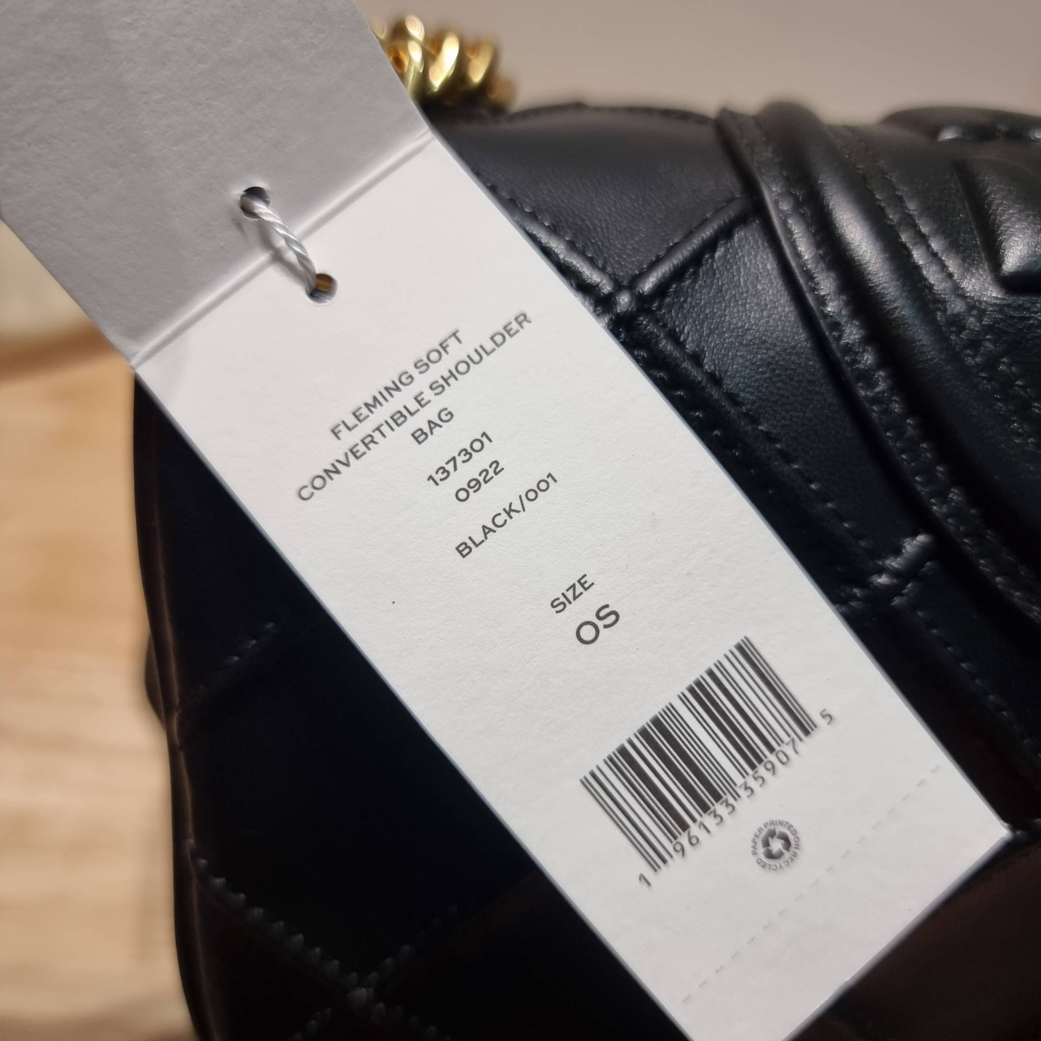 TORY BURCH FLEMING SOFT CONVERTIBLE SHOULDER BAG รุ่นหายาก กับดีไซน์ใหม่ล่าสุด มาพร้อมเสิร์ฟความสวยถึงบ้านไปเลย กับกระเป๋าสะพายไหล่ขนาดกำลังสวย หนังแท้นิ่มเต็มใบ สัมผัสสบายมือ