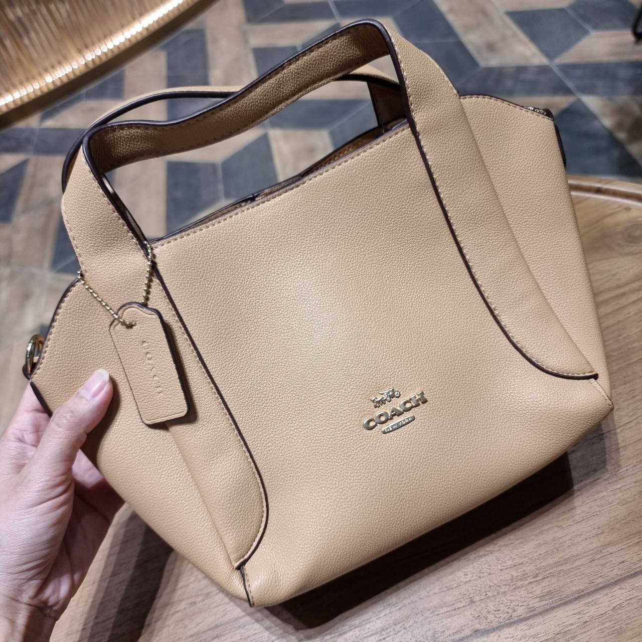 COACH 78800 HADLEY HOBO 21 ไอเท็มยอดนิยม คลาสสิคในทุกโอกาส กระเป๋าทรงโฮโบ ทรงสวยใช้งานได้ทุกลุค แมชท์ง่ายกับทุกสไตล์ วัสดุหนัง pepble เปิด-ปิดด้วยกระดุมแม่เหล็ก มีตะขอล็อคที่ปากกระเป๋าเพื่อปรับทรงใช้งานได้ ภายในโล่งกว้าง ใส่ได้ทุกอย่าง!! มีสายสะพายให้ หรื