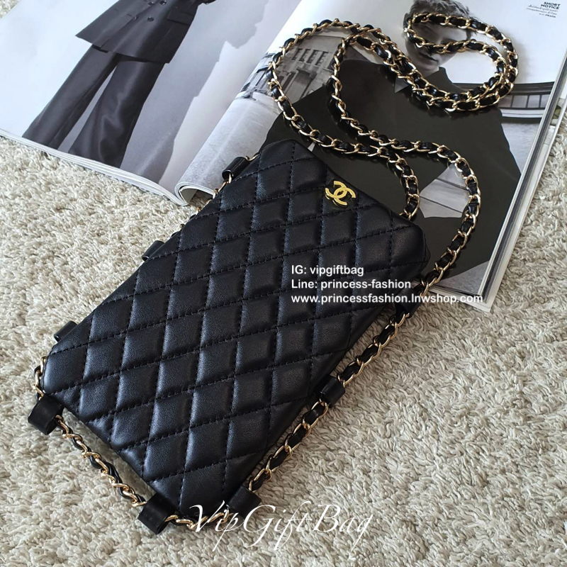 CHANEL VIP GIFT WOC BAG กระเป๋าสตางค์คล้องคอ/ Crossbody ที่กำลังมาแรงมาในตอนนี้ ตัวกระเป๋าเป็นกระเป๋าสตางค์หนังพียูพรีเมี่ยม **อะไหล่ทองทั้งใบ ด้านหน้าประดับโลโก้ CC สุดหรู เปิดปิดด้วยกระดุมแม่เหล็ก ใส่มือถืได้ทุกรุ่น ธนบัตรแบบพับ ปละเหรียญได้ ขนาดกำลังน่