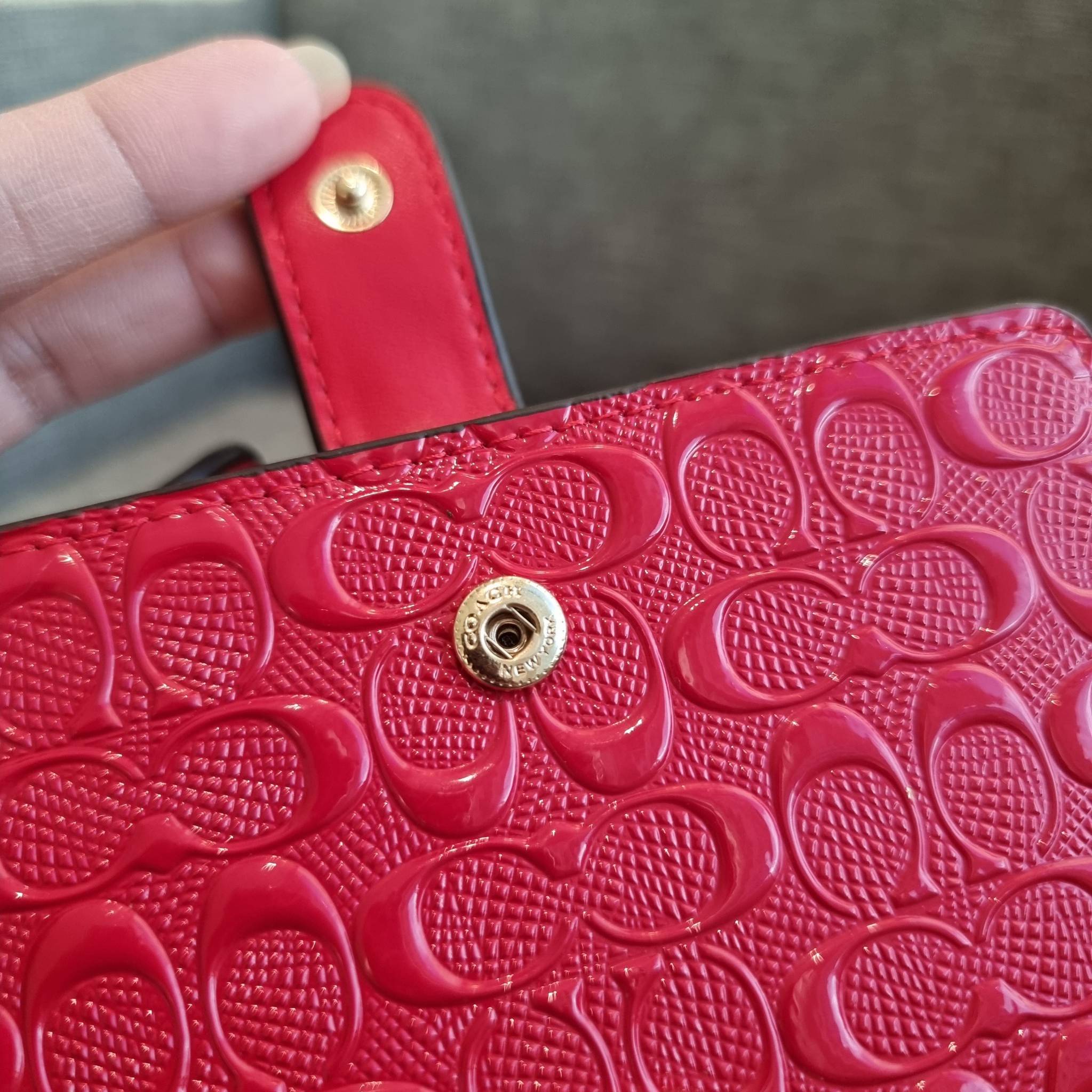 OUTLET 】COACH F25937 MEDIUM CORNER ZIP WALLET กระเป๋าสตางค์ใบกลาง 🔥 รุ่นหนังแก้วสุดฮอต!! สวยหรู ขนาดกำลังเหมาะมือ ดูดีดูแพงทุกสี มีช่องใส่บัตรและธนบัตรครบ และมีช่องแยกสำหรับใส่เหรียญ มาให้ครบเซ็ท พร้อมเสิร์ฟความสวยให้ถึงบ้านไปเลยจ้า