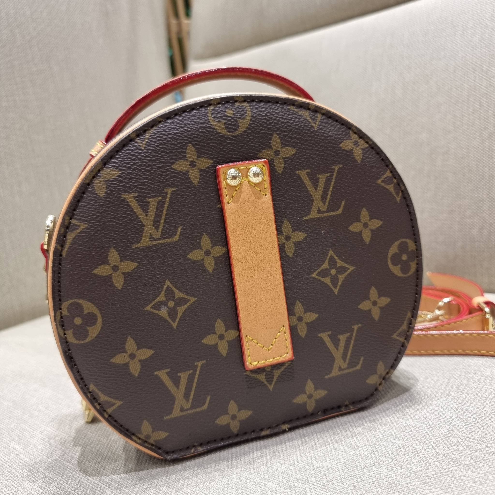 LV CROSSBODY ROUND BAG / LV BOITE CHAPEAU สุดยอดของรุ่นที่ฮิตตลอด กระเป๋าสะพาย สวยอยู่ทรง ผู้ดีมากๆ วัสดุหนังแคนวาสคุณภาพ โดดเด่นด้วยรูปทรงเอกลักษณ์ มาพร้อมแท็กหนังห้อย เพิ่มความแพงไปอีก เปิด-ปิดด้วยซิป ภายในเป็นช่องโล่ง สวยไปอีกหนึ่ง มีสายสะพายครอสให้ ปร