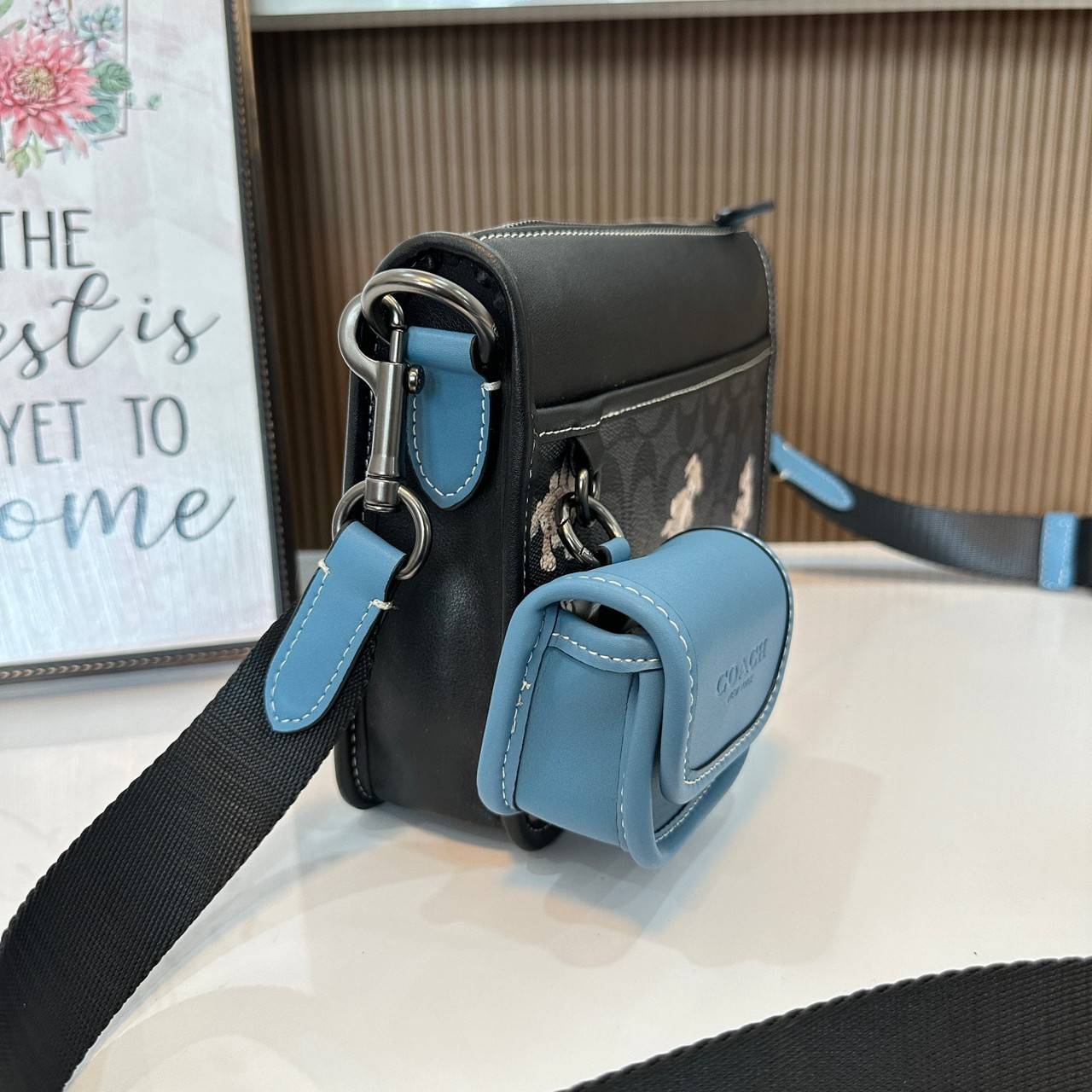Coach Heritage Convertible Crossbody In Signature Canvas With Creature Print( cc131) กระเป๋าไฮบริดแบบถอดได้รุ่นใหม่ หล่อเท่ส์ สะพายสามารถสะพายทำงานดูดีสุดๆคะ มาพร้อมกระเป๋าใบเล็กห้อยสุดเก๋ วัสดุแคนวาสตัดขอบหนังแท้ เปิด ปิดด้วยซิป ซับในผ้า ด้านนอกกระเป๋าเป