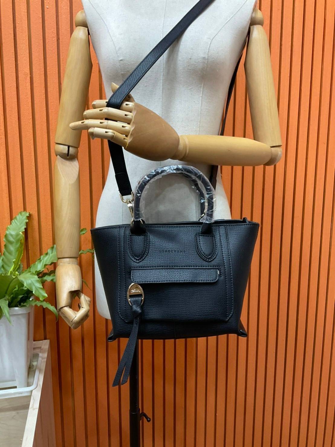 ของแท้ 💯% LONGCHAMP MINI MAILBOX TOP HANDLE BAG กระเป๋าถือ/Crossbody รุ่นหายาก!! รุ่นใหม่ล่าสุด ดีไซน์ด้วยเส้นด้ายที่ดูโฉบเฉี่ยว และ รูปทรงสี่เหลี่ยมคางหมู ทรงสวยโดดเด่น เป็นเอกลักษณ์ของผู้หญิง Longchamp วัสดุ Polyamide & Leather หนังแท้