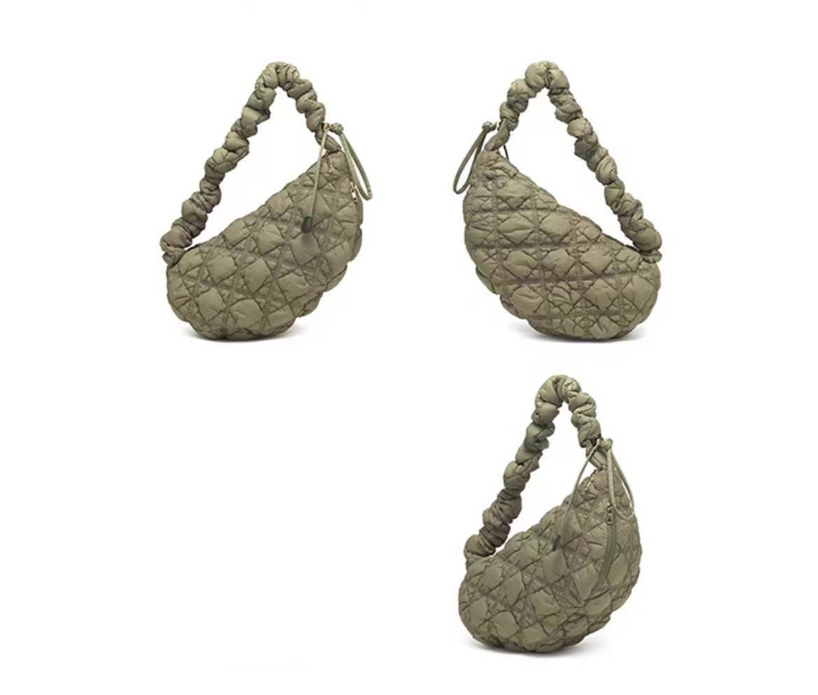 Cozy Shoulder Bag / Carlyn Bag 2022 สายแฟชั่นเกาหลีห้ามพลาด‼️ เป็นกระเป๋าที่กำลังได้รับความนิยมอย่างมากในเวลานี้ ถูกออกแบบมาให้มีลักษณะนุ่มนิ่มไม่ต่างจากพัฟเฟิลโค้ตหรือผ้านวม เลือกหยิบมาใช้ แมตช์เข้ากับคอสตูมได้ในแต่ละวัน