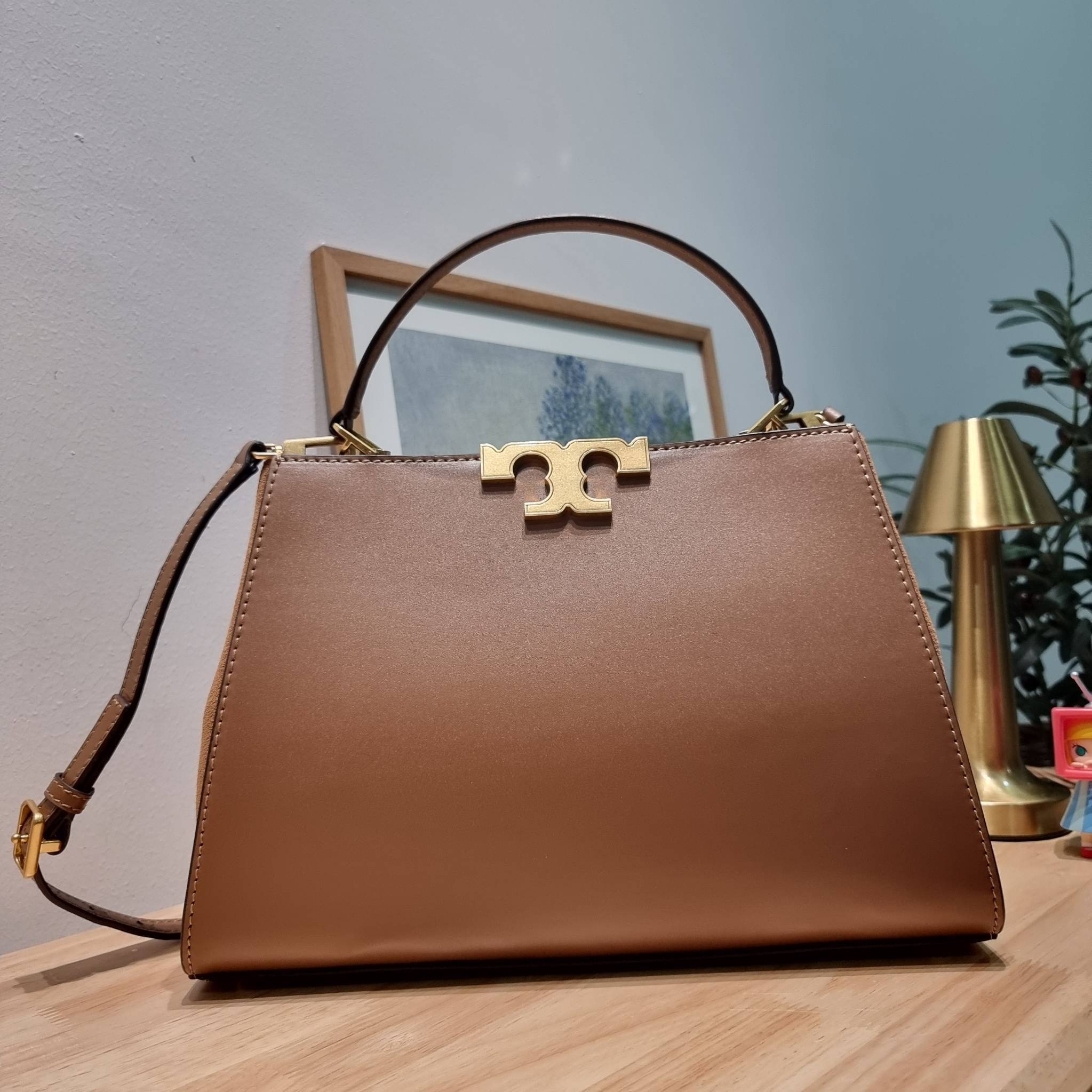 TORY BURCH ELEANOR SPAZZOLATO SATCHEL ใหม่และดูดีเกินต้าน กับกระเป๋าถือทรงสวย ใบใหญ่ ดีไซน์ผู้ดีเรียบหรู ถือขับผิวไปเลยทุกสี สวยคม มาพร้อมหูจับในตัว