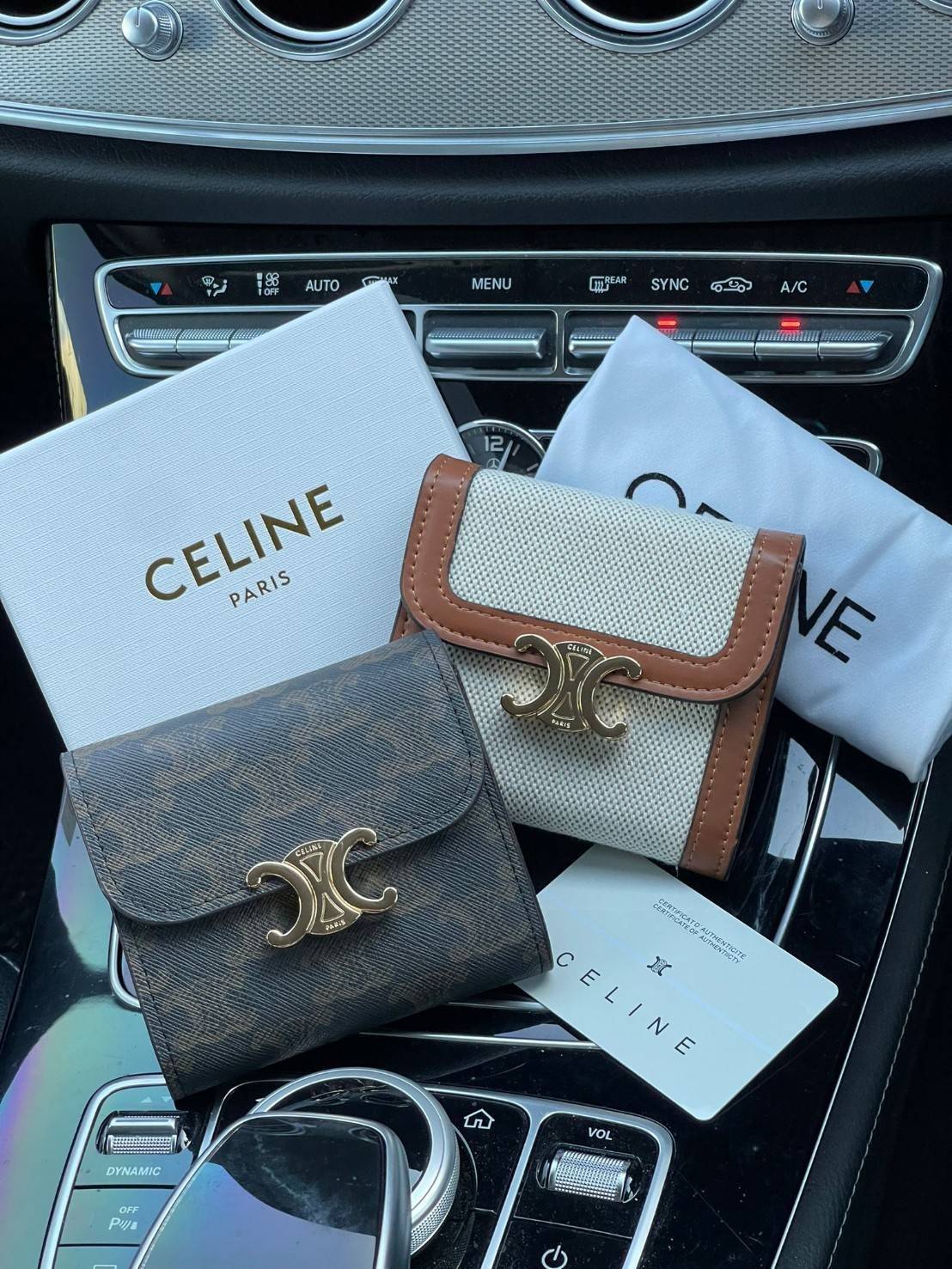 CELINE SMALL TRIOMPHE WALLET IN TRIOMPHE CANVAS กระเป๋าสตางค์ผู้หญิงทรงสั้นดีไซน์สวยงามหรูหรา ออกแบบให้เป็นทรงพับ เปิด-ปิดด้วยกระดุมที่สามารถปรับขยายขนาดกระเป๋าได้เมื่อใส่ของเยอะ ภายในแบ่งเป็น 3 พับ มีฟังก์ชั่นการใช้งานที่ครบครัน คือ ช่องใส่ธนบัตร ช่องใส่