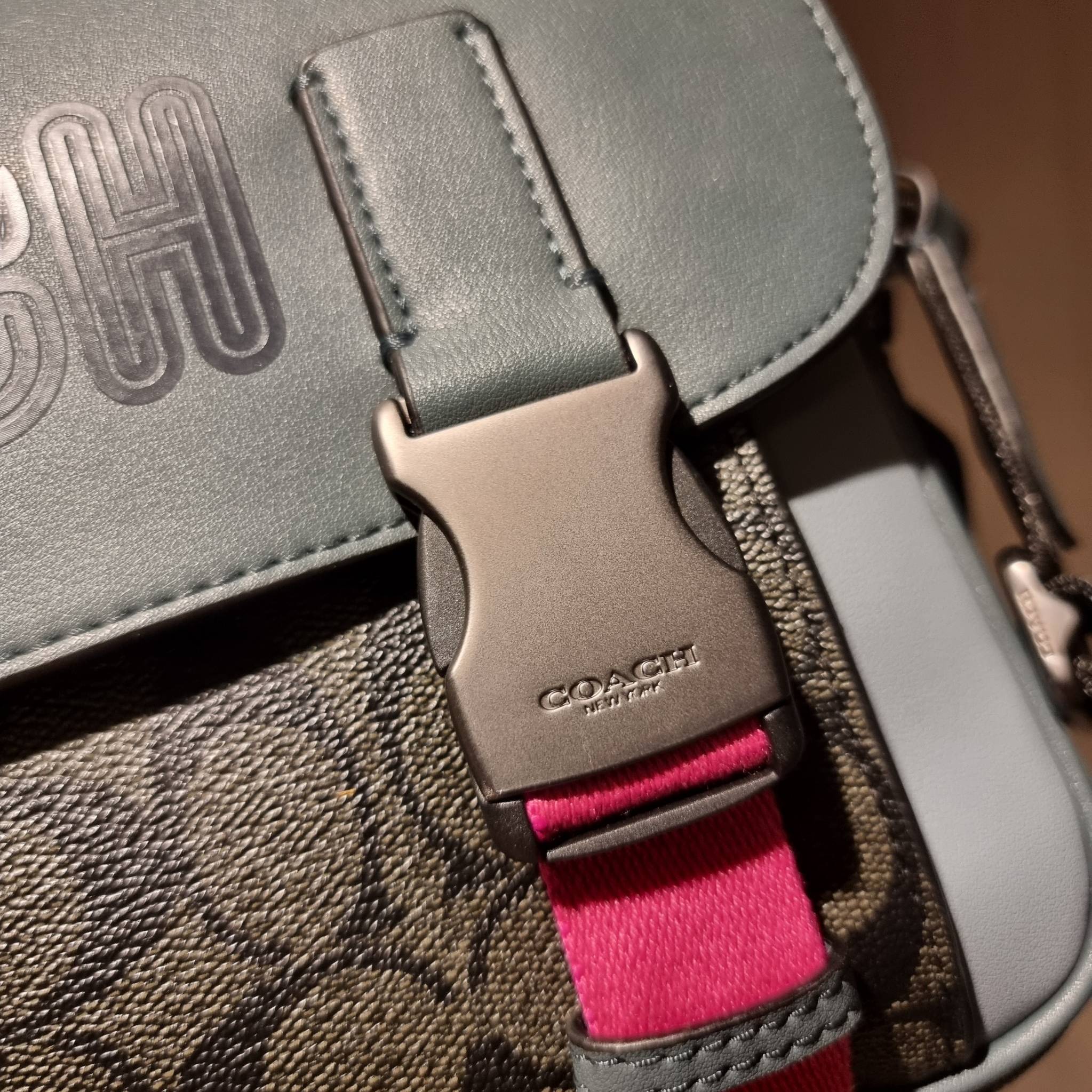 COACH TRACK CROSSBODY IN COLORBLOCK WITH COACH PATCH C6657 C8128 หล่อบอกต่ออีกหนึ่ง กระเป๋าสะพายทรงแมสเซ็นเจอร์ รุ่นเอาใจหนุ่มๆ ที่สาวๆก็อยากใช้!! ด้วยดีไซน์สีคัลเลอร์บล็อคที่โดดเด่น ทำให้ดูน่าใช้งาน วัสดุหนังแท้ สวยคมซ่อนหรู ฝากระเป๋ามีตัวล็อคแน่นหนา เปิ