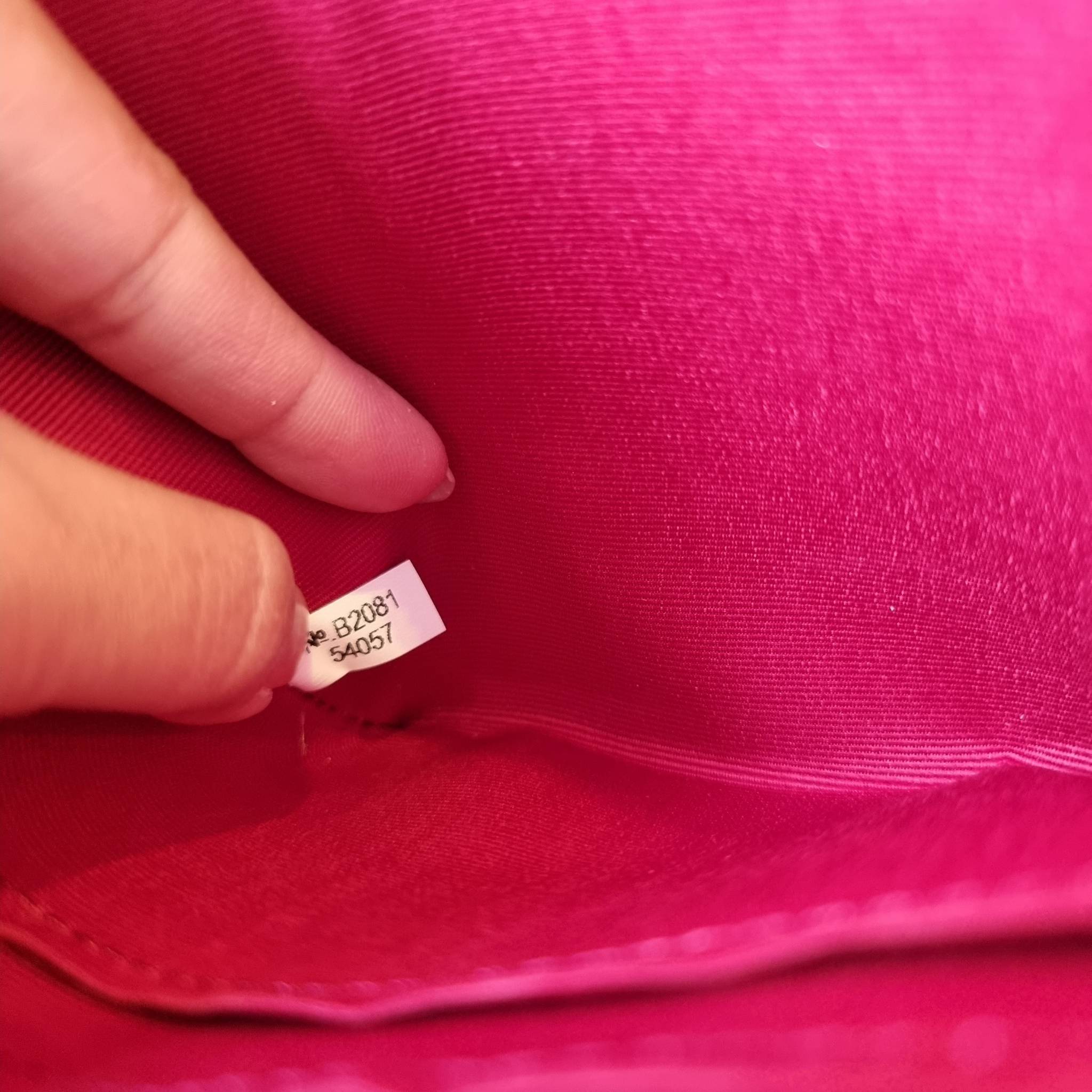 COACH F54057 DOUBLE ZIP WALLET IN SIGNATURE กระเป๋าคล้องมือ size L ใบนี้ใส่มือถือได้ทุกรุ่น ขนาดกำลังดี พกพาสะดวกมากๆ วัสดุหนังสังเคราะห์ ภายในเป็นผ้าสีสวยคม ใส่ธนบัตร ใส่บัตรได้เยอะ ใส่มือถือได้สบายๆทุกรุ่น ตอบโจทย์สาวๆที่ไม่ชอบพกเยอะวุ่นวายจ้า ใบนี้เอาอ