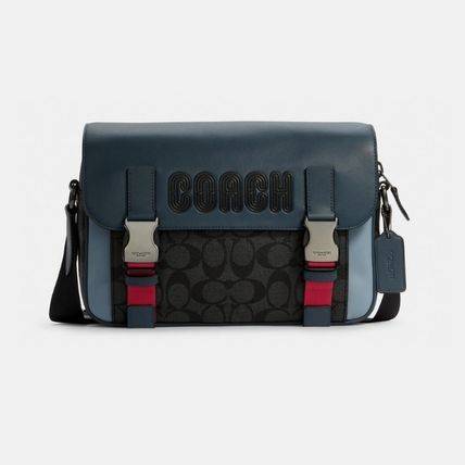 COACH TRACK CROSSBODY IN COLORBLOCK WITH COACH PATCH C6657 C8128 หล่อบอกต่ออีกหนึ่ง กระเป๋าสะพายทรงแมสเซ็นเจอร์ รุ่นเอาใจหนุ่มๆ ที่สาวๆก็อยากใช้!! ด้วยดีไซน์สีคัลเลอร์บล็อคที่โดดเด่น ทำให้ดูน่าใช้งาน วัสดุหนังแท้ สวยคมซ่อนหรู ฝากระเป๋ามีตัวล็อคแน่นหนา เปิ