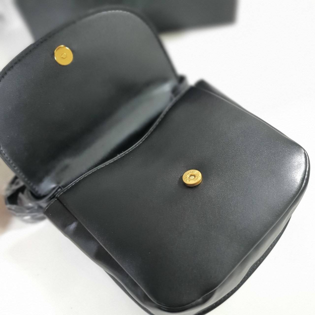 VIP 】YVES SAINT LAURENT YSL BAG VIP GIFT WITH PURCHASE (GWP) พรีเมี่ยมกิ้ฟ Limited Edition จาก YSL DUTY FREE COUNTER วัสดุหนังPu ทรงสี่เหลี่ยมหนังสวยหรูอยู่ทรงเปิดปิดด้วยฝาปิดโลโก้แบรนด์อะไหล่ทองวินเทจ ภายในโล่งมีช่องหลัก และช่องใส่บัตรสามารถใส่มือถือของใ