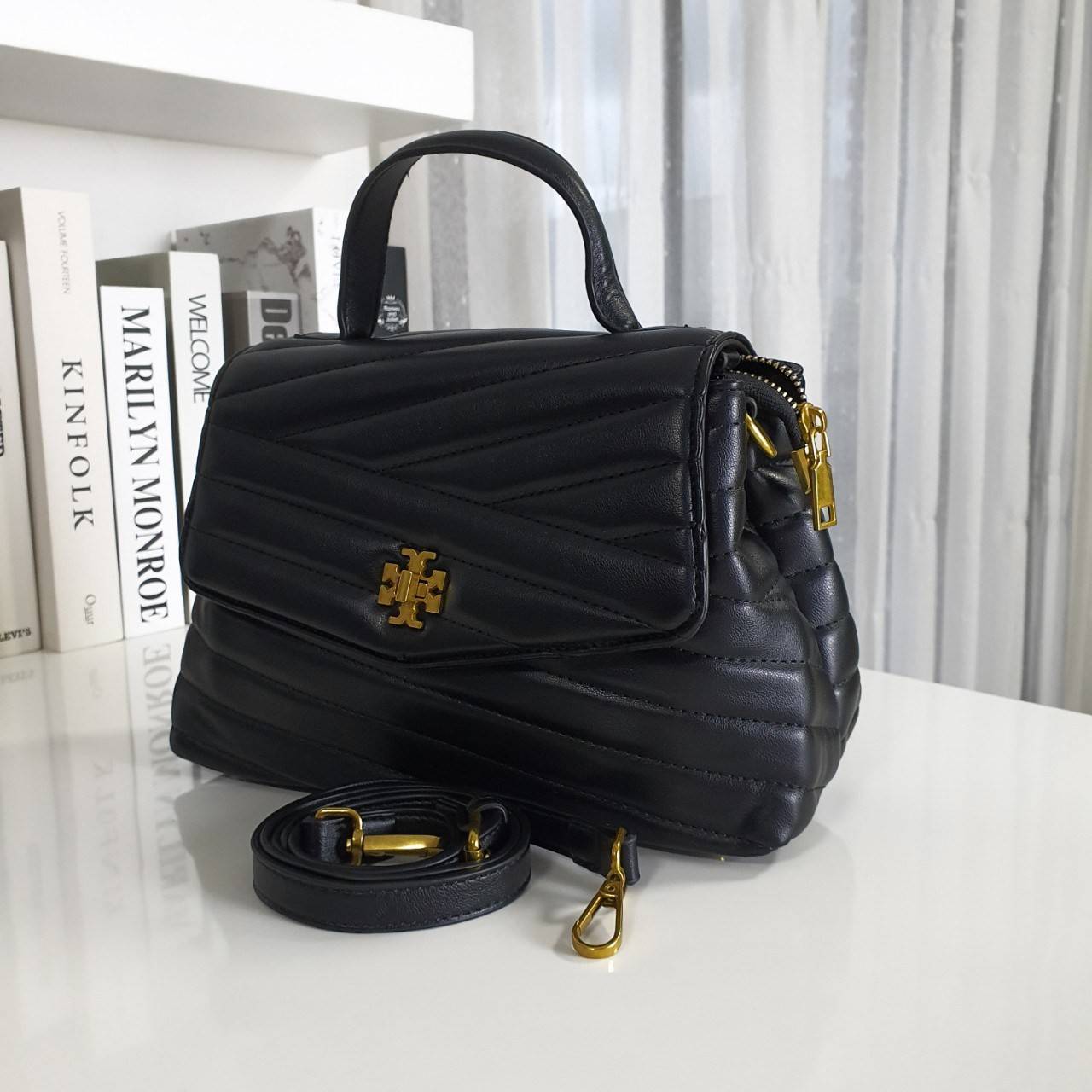 Tory Burch Kira chevron Qulited Bag กระเป๋าสะพายทรงสวย ใบขนาดเล็กกำลังดี วัสดุหนังสังเคราะห์ นิ่มมือมากกก **อะไหล่ทองวินเทจ ประดับโลโก้แบรนด์เป็นตัวล็อคด้านหน้า ด้านในบุผ้ากำมะหยี่สีแดง แบ่งช่องเป็นสักส่วน พร้อมช่องซิปกลาง สามารถใส่กระเป๋าสตางค์ใบกลาง มือ