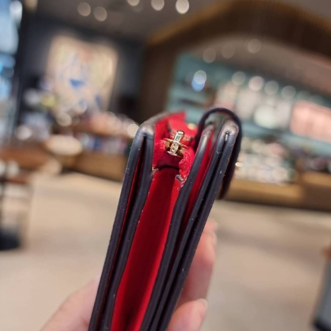 COACH C0082 MEDIUM CORNER ZIP WALLET IN SIGNATURE CANVAS ดีไซน์ใหม่ล่าสุด!! กระเป๋าสตางค์ใบกลาง 👛 ขนาดกำลังเหมาะมือ วัสดุหนังแคนวาสเคลือบลาย ดูแลรักษาง่าย มีช่องใส่บัตรและธนบัตรครบ และช่องซิปแยกไว้ใส่เหรียญ ครบเซ็ทแบบนี้เหมาะส่งต่อเป็นของขวัญที่สุ