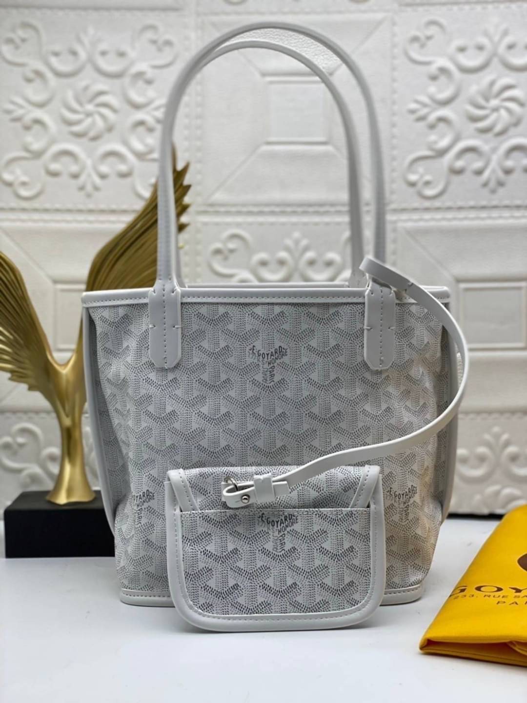 9 สี GOYARD ANJOU TOTE MINI / Goyard Mini Tote เกรดออริจินอลสลับแท้ ใช้งานต่างประเทศได้ ฮอตไอเท็ม กับกระเป๋าสะพายทรงโท้ท ไซส์มินิ กะทัดรัด มาครบสีขายดี เลิศทุกสี รูปทรงคลาสสิค ดีไซน์เป็นเอกลักษณ์ ใช้งานได้หลากหลาย
