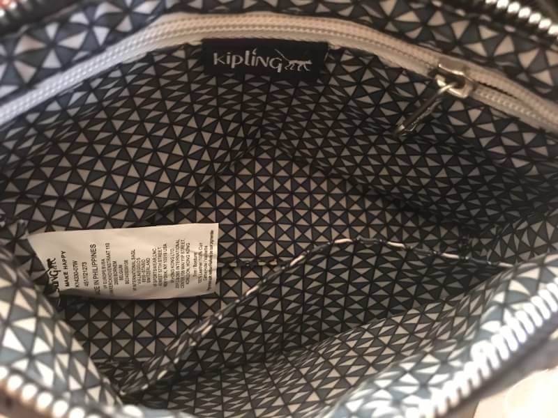 Don't Miss! NEW! KIPLING ART XS SHOULDER BAG กระเป๋าสะพายรุ่นใหม่ล่าสุดดีไซน์สุดชิค Limited Edition วัสดุ Nylon+Polyester 100% น้ำหนักเบา โดดเด่นที่มีสายสะพายยาวทอลายสวยเก๋ไม่ซ้ำใคร สามารถเลื่อนปรับระดับได้สะพายไหล่หรือ crossbody ได้ เปิดปิดด้วยซิปสะ