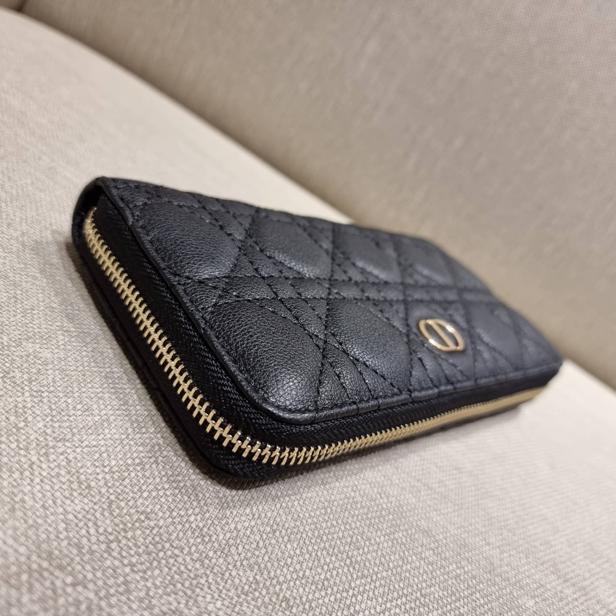 VIP 】CD LONG WALLET WITH GWP ใหม่ล่าสุด กระเป๋าสตางค์ใบยาว พิเศษจาก duty free ใบจริงสวยคม ใช้แล้วรับทรัพย์ ขับผิว วัสดุหนังแท้เต็มใบ สัมผัสดีงาม เปิด-ปิดด้วยซิปรอบ ภายในใส่บัตรได้เยอะ ใส่ธนบัตรได้เต็มที่ มีช่องซิปใส่เหรียญได้ พร้อมส่งความสวยถึงบ้านแบบครบเ