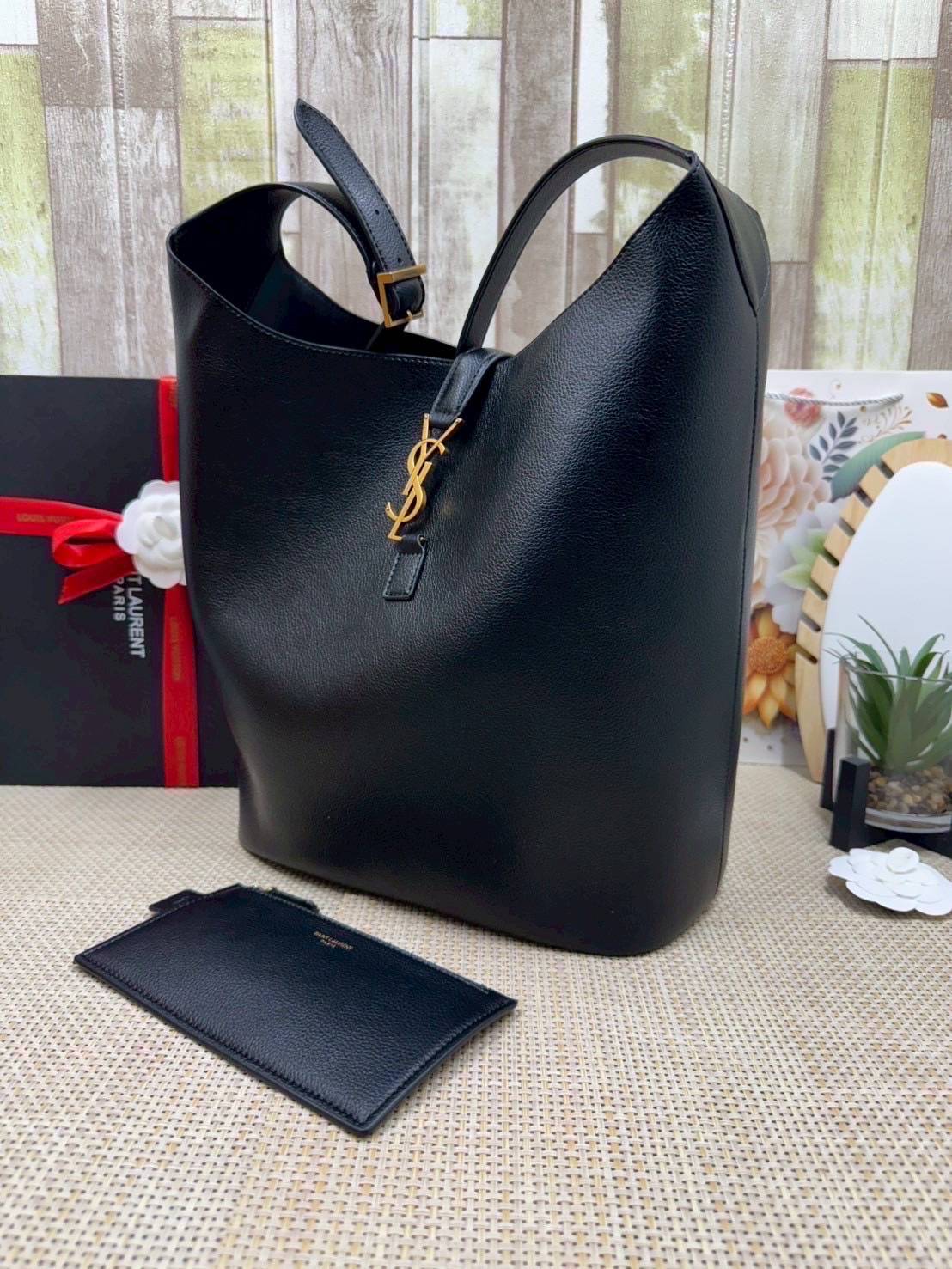 ORI หนังแท้ | YSL LE 5 À 7 hobo in grained leather 30cm / YSL Bucket Bag กระเป๋าสะพายทรงบัคเก็ต งานหนังแท้ลายเกรนใบใหญ่ ดีไซน์รูปทรงใช้งานง่าย ภายในโล่งกว้างมาก มาพร้อมใบเล็กเข้าชุด