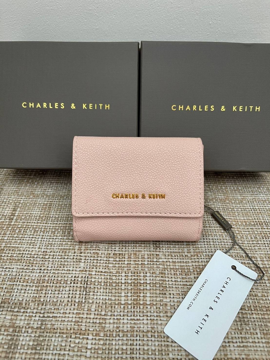 CHARLES & KEITH MINI SNAP-BUTTON SMALL WALLET กระเป๋าเงินใบ 3 พับสุดคลาสสิค ขนาดกระทัดรัดเหมาะกับการพกพาและใช้กับกระเป๋าใบเล็กมากๆเลยค่า