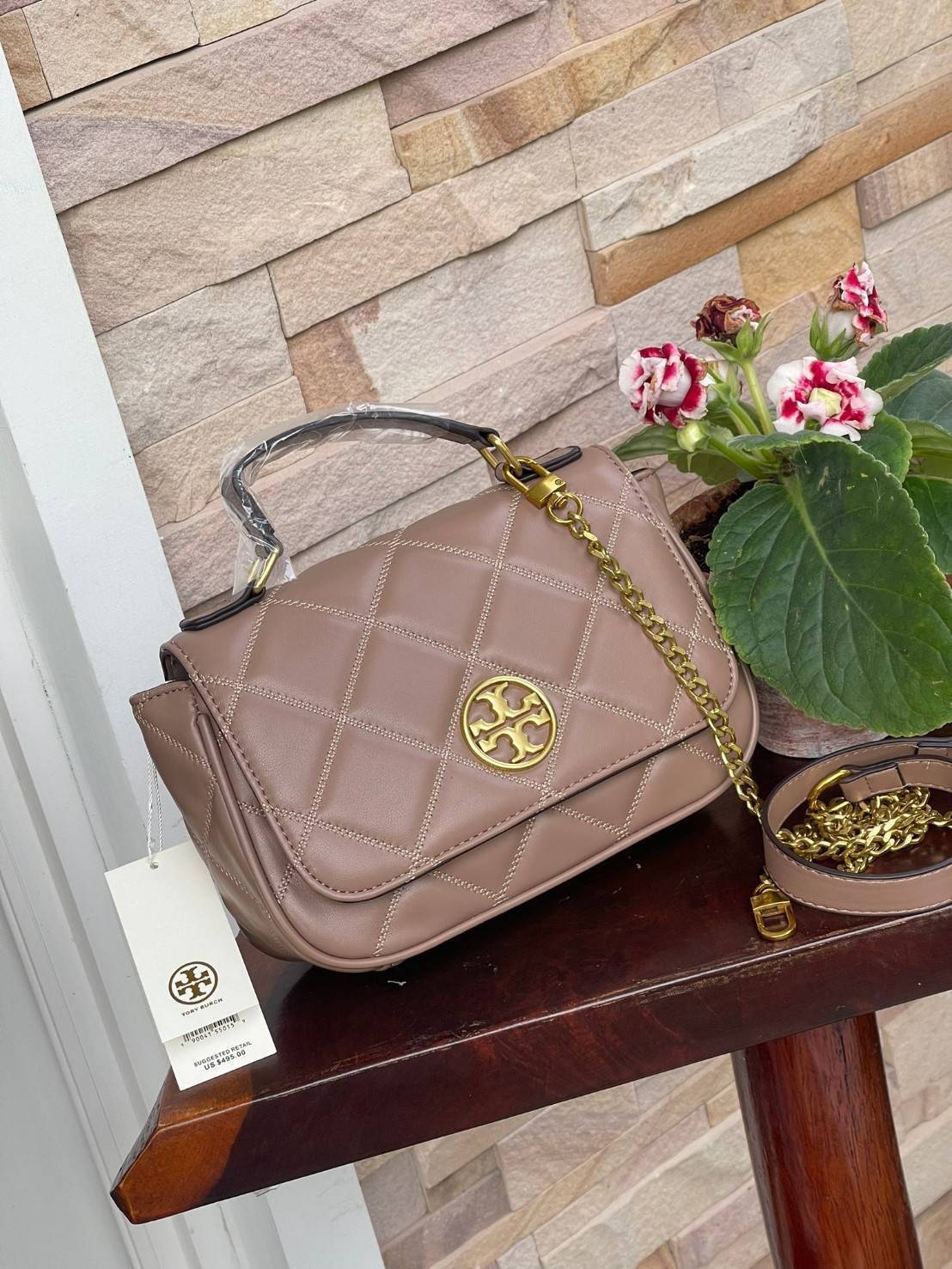 Tory burch crossbody and mini top handle Bag กระเป๋าถือที่มีดีไซน์แสนจะธรรมดาแต่ให้ลุดสุดชิด โดยลวดลายการเดินด้ายกระเป๋าที่มีรสนิยมดูแล้วคลาสสิค ตัวกระดุมของกระเป๋าเปิด-ปิดได้ง่าย หนังมีความนิ่ม จะถือก็ให้ความเก๋ได้อีกแบบ เหมาะกับการไปเที่ยวทั้งในวันสบาย