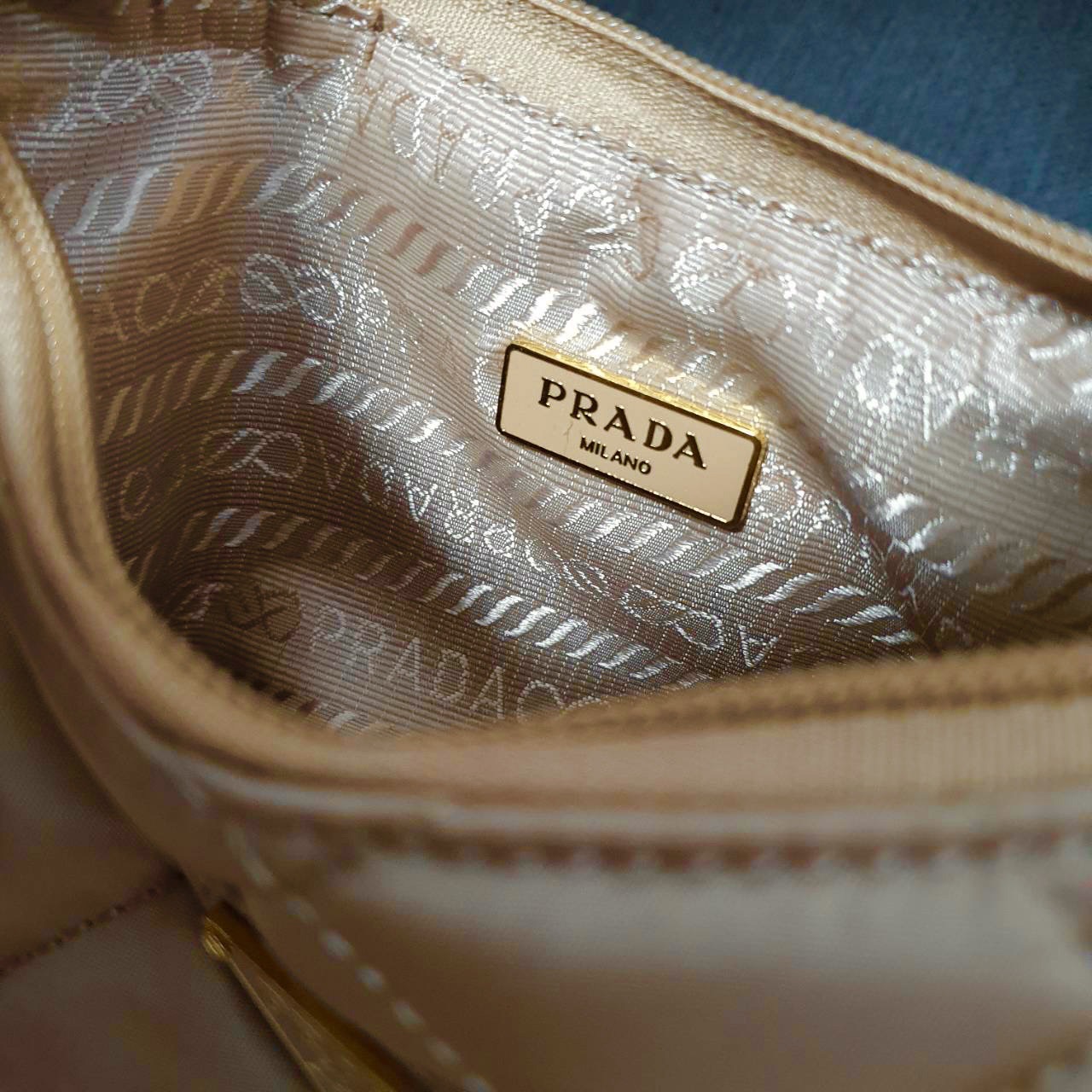 PRADA HOBO triangle motif padded bag รุ่นใหม่ล่าสุด!! PRADA NYLON HANDBAGS ขนาดกะทัดรัด อะไหล่ทอง วัสดุทำจากผ้าNylon ลายตาราง อย่างหนา อยู่ทรง กันน้ำได้ หายห่วงคะ