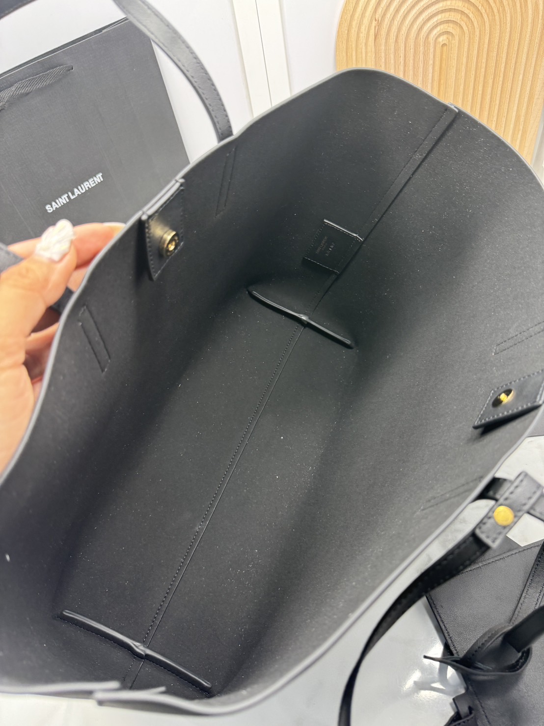 YSL Shopping Large Tote Bag กระเป๋าทรงโท้ทใบใหญ่หนังแท้ ภายในโล่งกว้าง จุของได้เยอะ เรียบหรูทรงสวย ดีไซน์ออกมาให้ใช้งานได้ทุกลุค ทุกโอกาส สวยคมชัดทุกสี