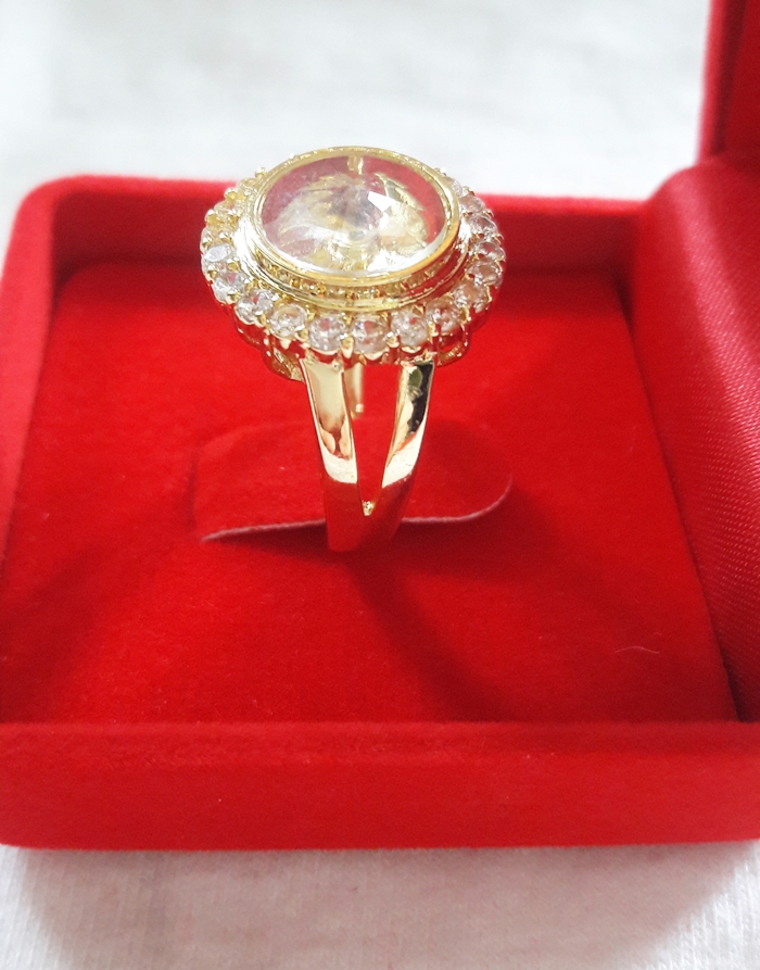 สินค้าหมดค่ะ แหวนกังหัน4ใบ รุ่นล้อมเพชร เสริมดวงเนื้อทองเหลืองชุบทองพร้อมกล่องกำมะหยี่ค่ะ