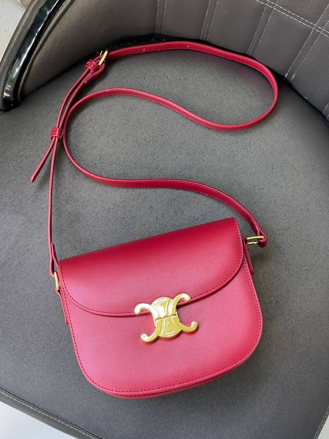 VIP 🥂 CELINE TEEN BESACE TRIOMPHE IN SHINY กระเป๋าสะพายคาดลำตัวรุ่นนี้นับว่าเป็นกระเป๋าอีกหนึ่งรุ่นในซีรีส์ Triomphe ที่ได้รับความนิยมอย่างมาก ด้วยรูปร่างทรงโค้งมนมีความคลาสสิกตามแบบฉบับของ Celine เพิ่มความหรูหราและโดดเด่นด้วยการตกแต่งด้วยโลโก้โลห