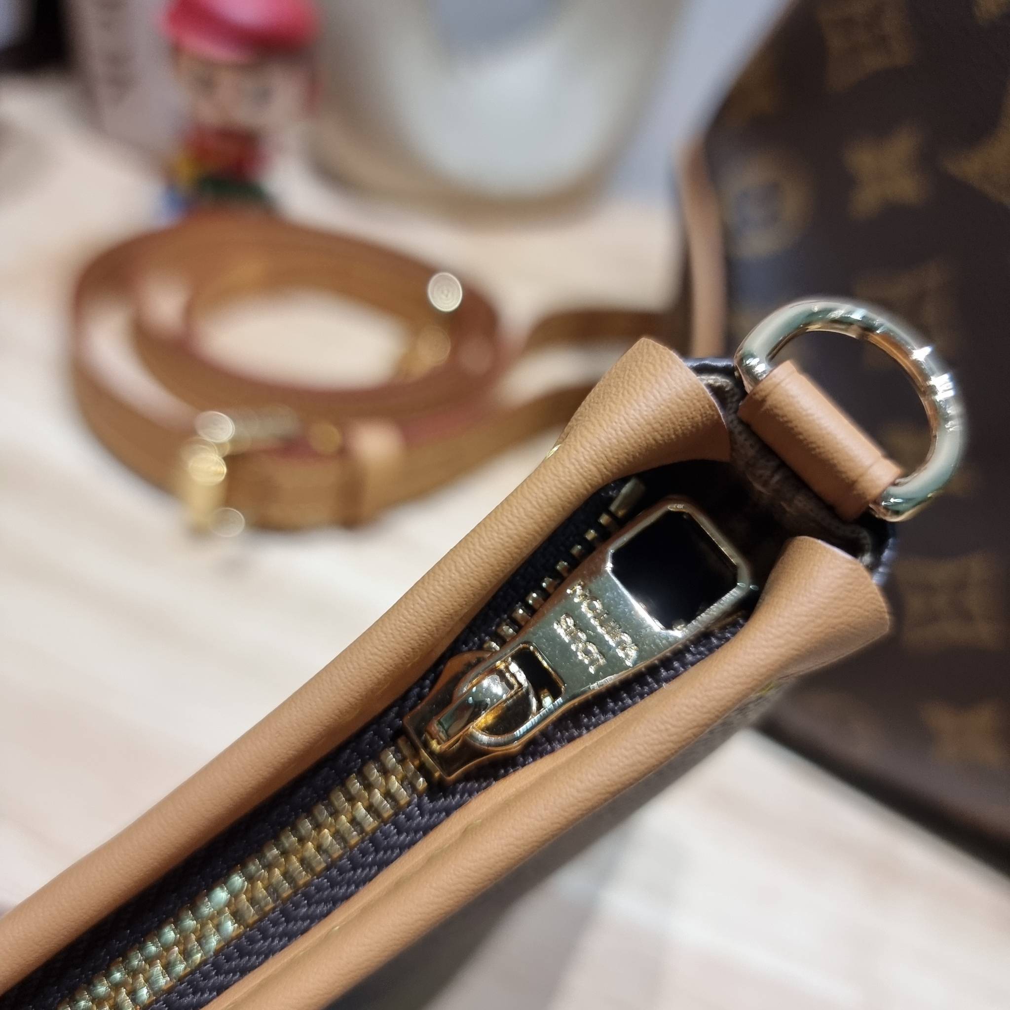 LV delightful bag / LV CARRYALL Monogram Canvas / LV Shopping Bag กระเป๋าทรงโท้ทใบใหญ่ ขนาดจุได้แบบล้นๆ รอบนี้จัดใบลูกมาให้อีก พิเศษที่สุด!! สมใจใครที่มองหากระเป๋าใบโปรด มีตะขอเกี่ยวที่ปากกระเป๋า และยังมาพร้อมสายสะพาย 2 แบบ