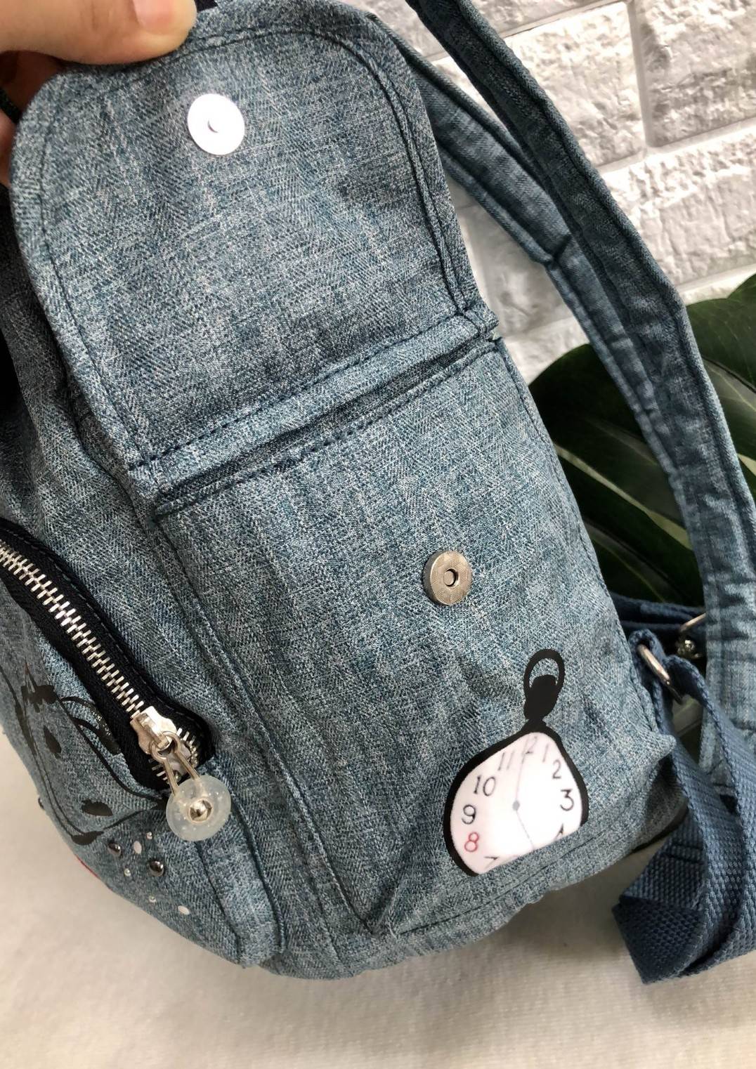 Kipling Disney's Alice in Wonderland Printed Backpack กระเป๋าเป้ Limited คอลเลคชั่น ALICE วัสดุ Denim+Polyester 100% เปิดปิดด้วยฝาปิด กระดุมแม่เหล็ก และซิปรอบ มาพร้อมพวงกุญเเจลิง ถอดเเยกใช้ได้ มีช่องซิปด้านหน้า และด้านหลัง พร้อมช่องใส่ของด้านข้าง 2 ด