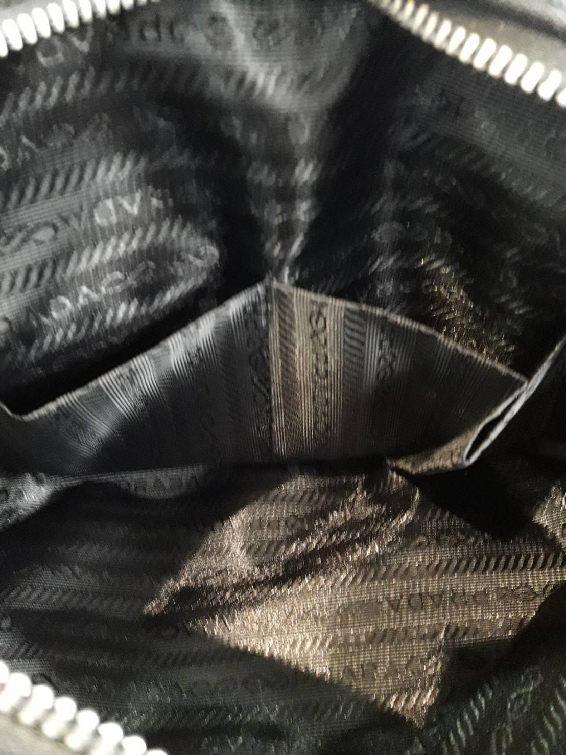 มาใหม่ค้า! จากงานพรีเมี่ยมกิ้ฟแบรนด์ดังอย่าง Prada กระเป๋าดีไซน์สวยใช้ได้ทุกเพศเลยคะ ตัวกระเป๋าทำจาก Polyester ทั้งใบ กันน้ำได้ค้า อะไหล่เงินสุดหรู ด้านหน้ามีช่องซิปหนึ่งช่องใส่ของได้จุกจิกหยิบง่าย ด้านในมีช่องซิปอีก 2 ช่องใหญ่ เก็บสัมภาระได้ครบ **จบในใบเ