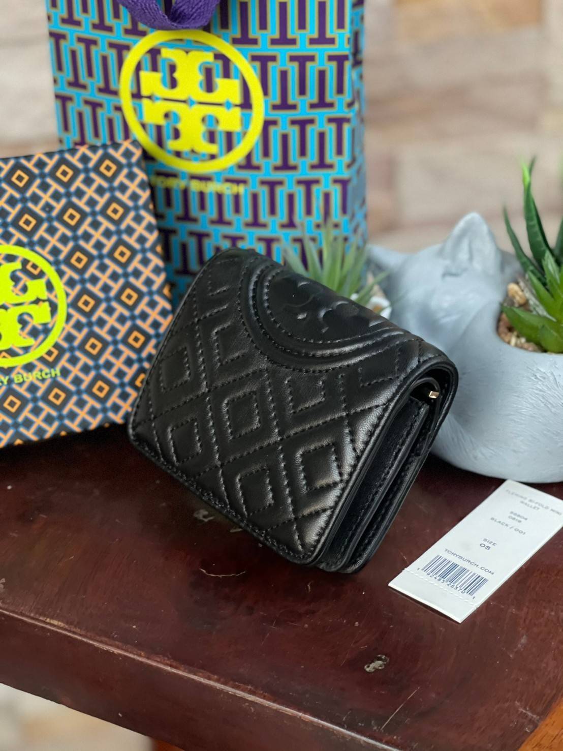 ของแท้ 💯% Tory burch fleming bifold mini wallet กระเป๋าสตางค์ทรงพับ2ตอนที่มีฟังก์ชั่นครบ ทั้งใส่การด์ เหรียญและธนบัตรได้ ดีเทลลายตารางเย็บสองชั้น