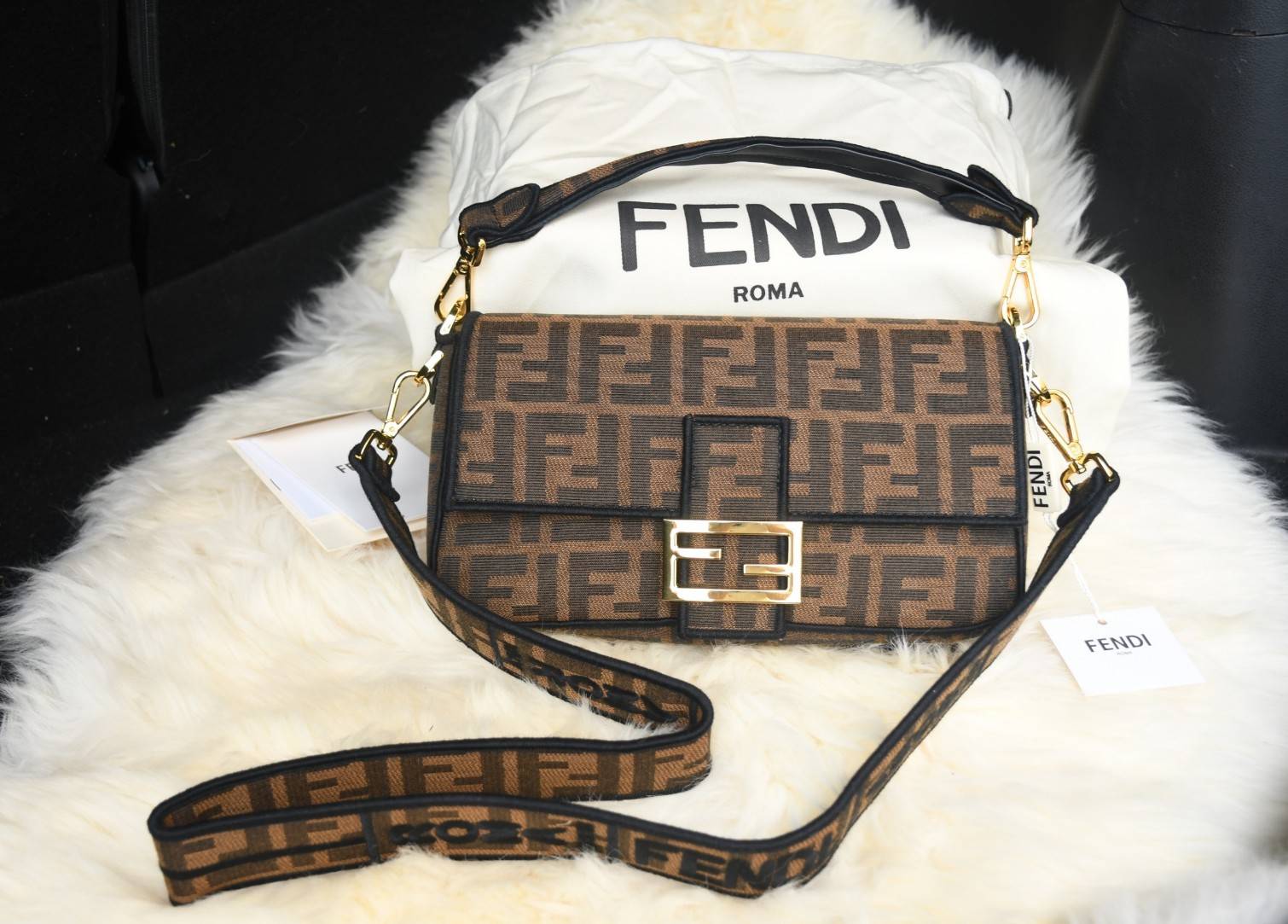Fendi Baguette Brow Fabric bag กระเป๋าทรง Baguette ขนาดกลาง วัสดุ canvas ผ้าjacquard สีน้ำตาลพร้อมลวดลาย FF ขลิบด้วยลายปักสีดำโดดเด่นอะไหล่ทอง หรูหรา เปิด-ปิดด้วยตัวล็อคแม่เหล็ก มี1ช่องซิปด้านใน มี2สาย สายสั้นและสายยาว ถอดสายได้ สวยหรู ใบนี้ไม่ควรพลาดค่า