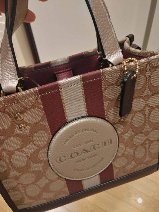 OUTLET 】COACH DEMPSEY TOTE 22 IN SIGNATURE JACQUARD WITH STRIPE AND COACH PATCH (C8406) สีใหม่ น่าใช้อีกแล้ววว 🌺กระเป๋าTOTE ทรงฮิตขนาดกำลังดี มีสายสะพายยาว ถอดได้ ปรับระดับได้ //ลุคไหนๆจัดว่าเกิดทุกงาน //วัสดุ Jacquard ทอลาย signature คาดแถบสีด้าน