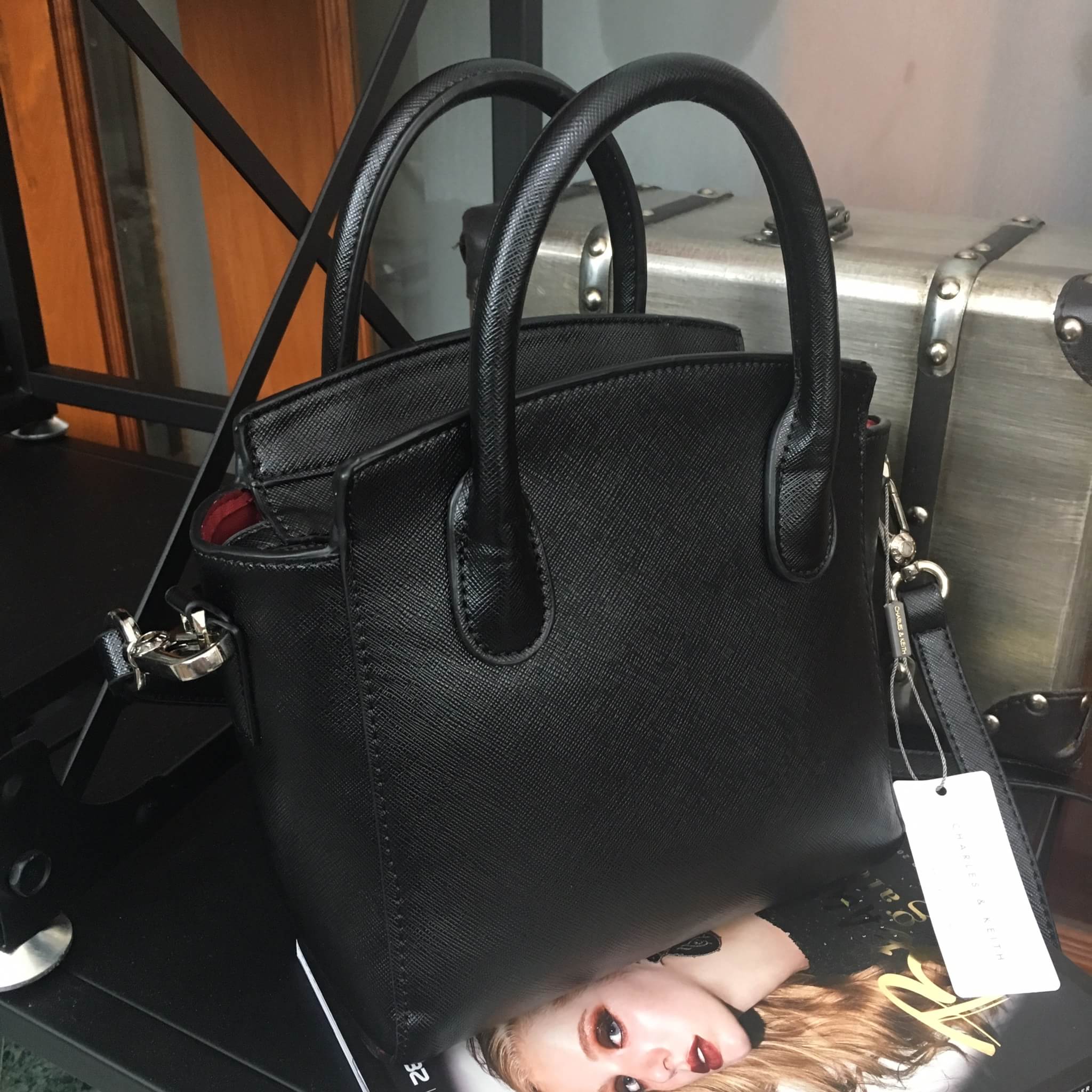 รุ่นหายาก !! กระเป๋าสะพายข้าง จากแบรนด์ Charles & Keith สวย หรูมากกกก ใบนี้ เป็นหนัง saffiano ตัดกับอะไหล่ทอง ภายในสีแดงเข้ม สวยจริงๆคะ ขนาดกำลังดีเลย ปากกระเป๋าปิดด้วยซิปอย่างดีคะ #มีถุงผ้าแบรนด์ให้คะ #มีสายยาวให้ สี ดำ คะ