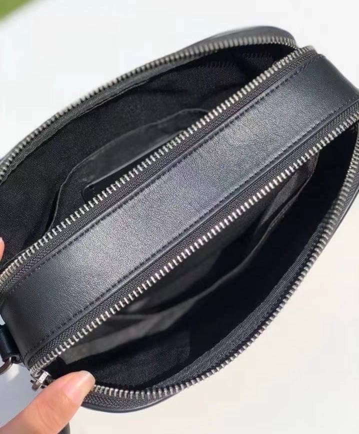 COACH GRAHAM CROSSBODY IN SIGNATURE CANVAS (COACH C4149) กระเป๋าครอสบอดี้รุ่นยอดฮิตสำหรับหนุ่มๆ ที่สาวๆก็ใช้ได้!! รูปทรงดีไซน์คลาสสิค ใช้งานสะดวก วัสดุหนังแคนวาสเคลือบลาย เปิด-ปิดด้วยซิป ภายในเป็นช่องโล่ง ใส่ของสำคัญได้ครบ สายสะพายปรับได้ตามตัว มีมาให้ช้อ