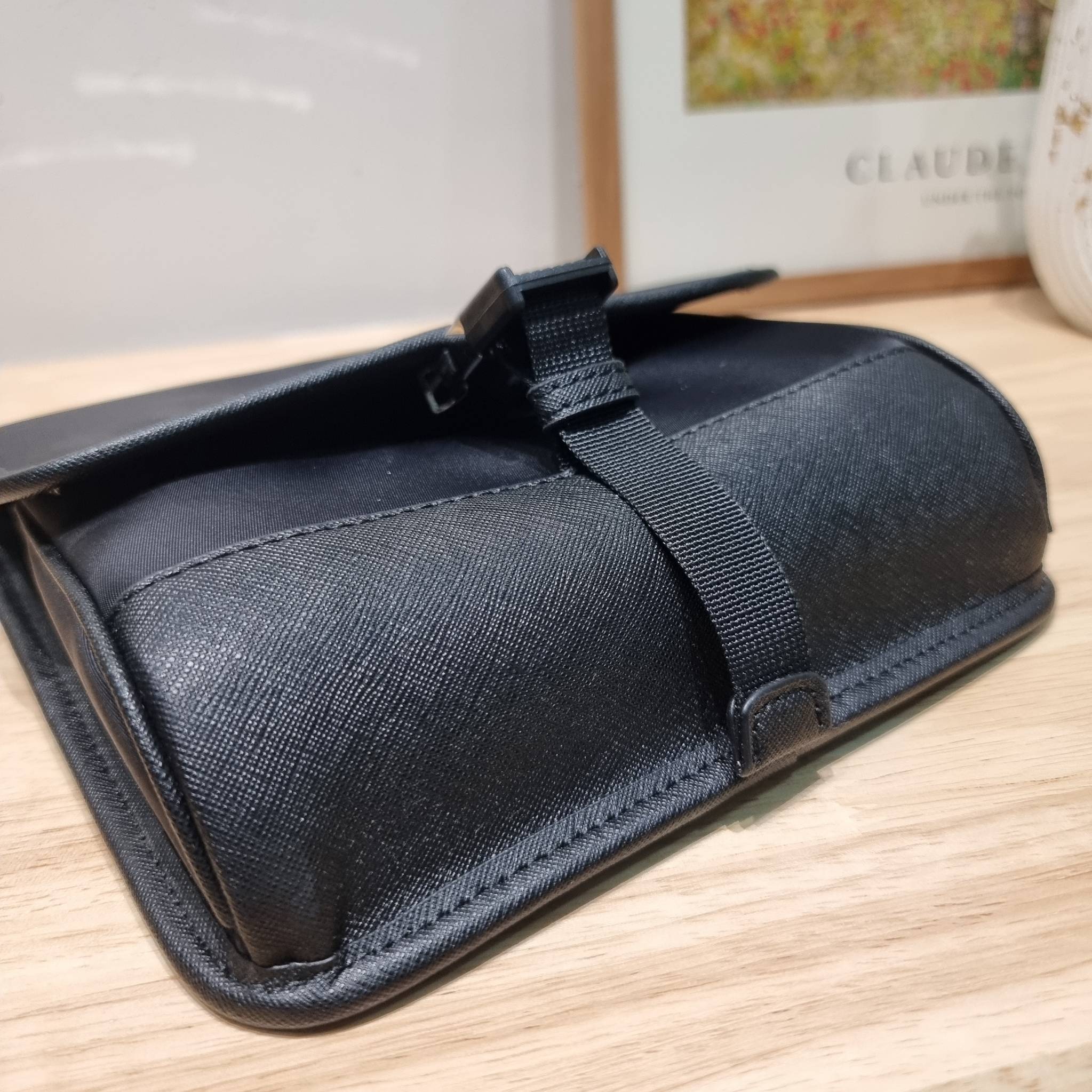 PRADA RE-NYLON AND SAFFIANO LEATHER SMARTPHONE CASE / PRADA Messenger Bag กระเป๋าสะพายสปอร์ต ดีไซน์หรู เรียบง่าย ดูแพง น้ำหนักเบา สายสะพายถอดออกได้